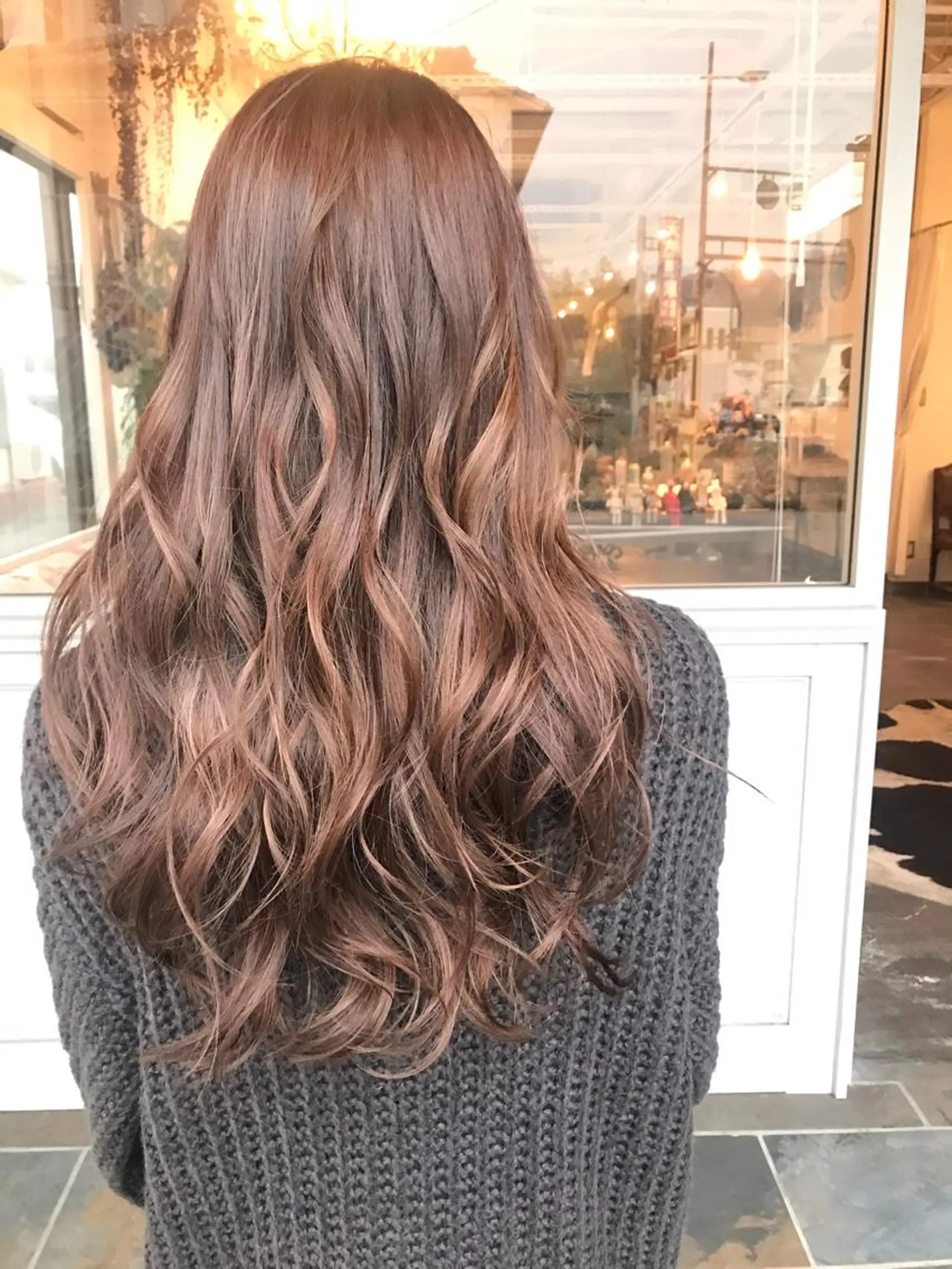 セミロング カラー ヘアアレンジ お団子ヘア 切りっぱなしボブ バレイヤージュ ブリーチ デザインカラー Mariana/ 鶴原-ハイライトのヘアスタイル