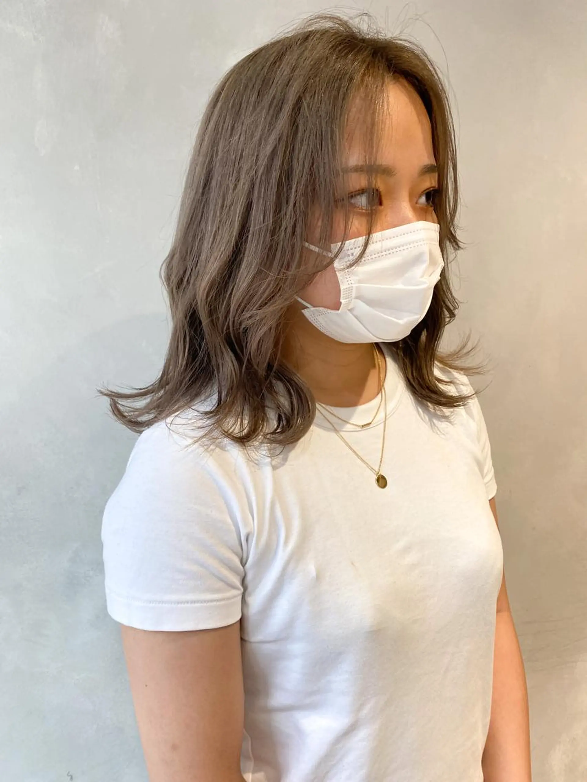 ミディアム カラー ヘアアレンジ ベージュカラー ミルクティーベージュ カット トリートメント #ブリーチカラー Akihoのヘアスタイル