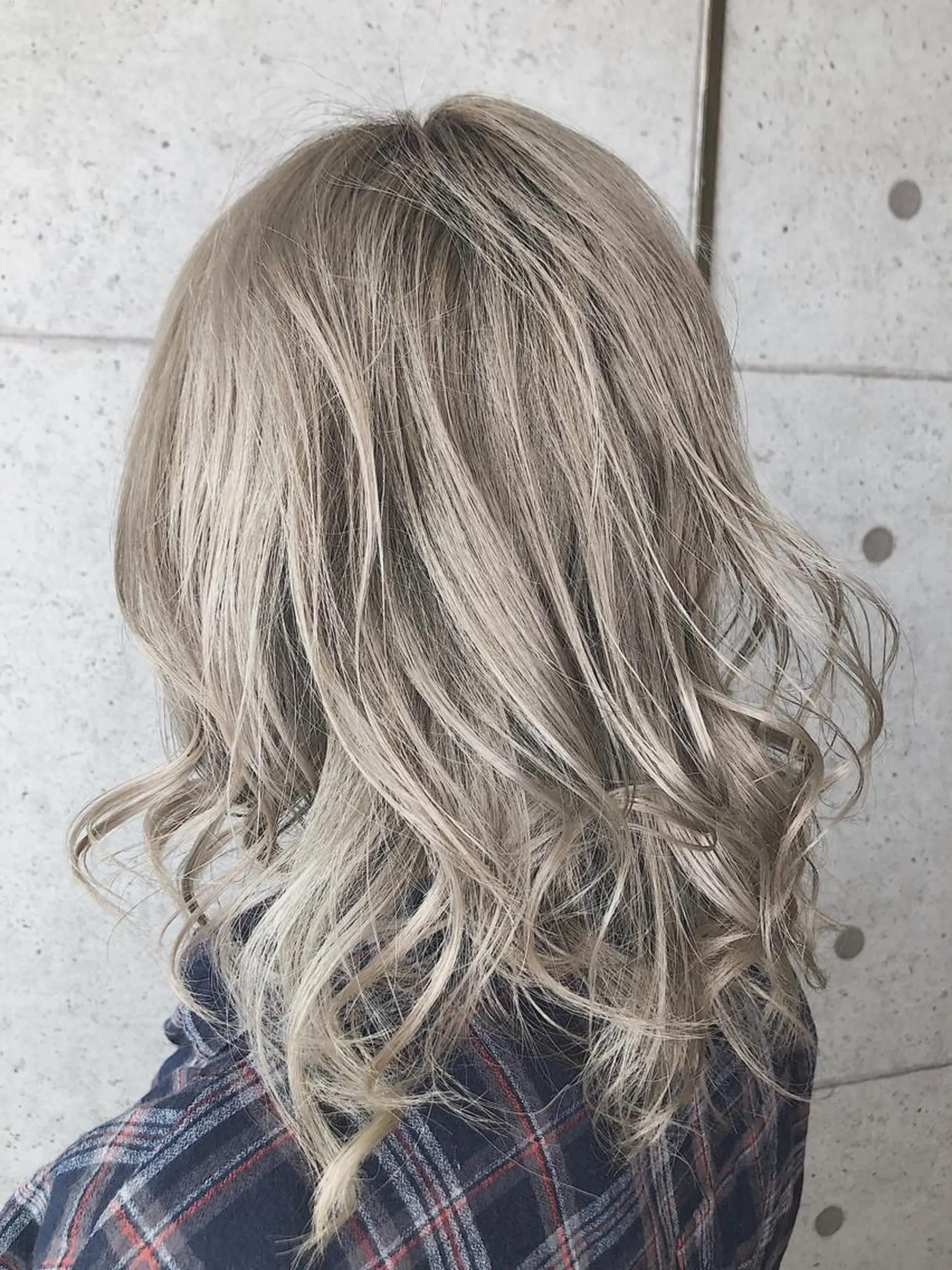 ミディアム カラー ブリーチ グレージュ イルミナカラー 福森 みずきのヘアスタイル