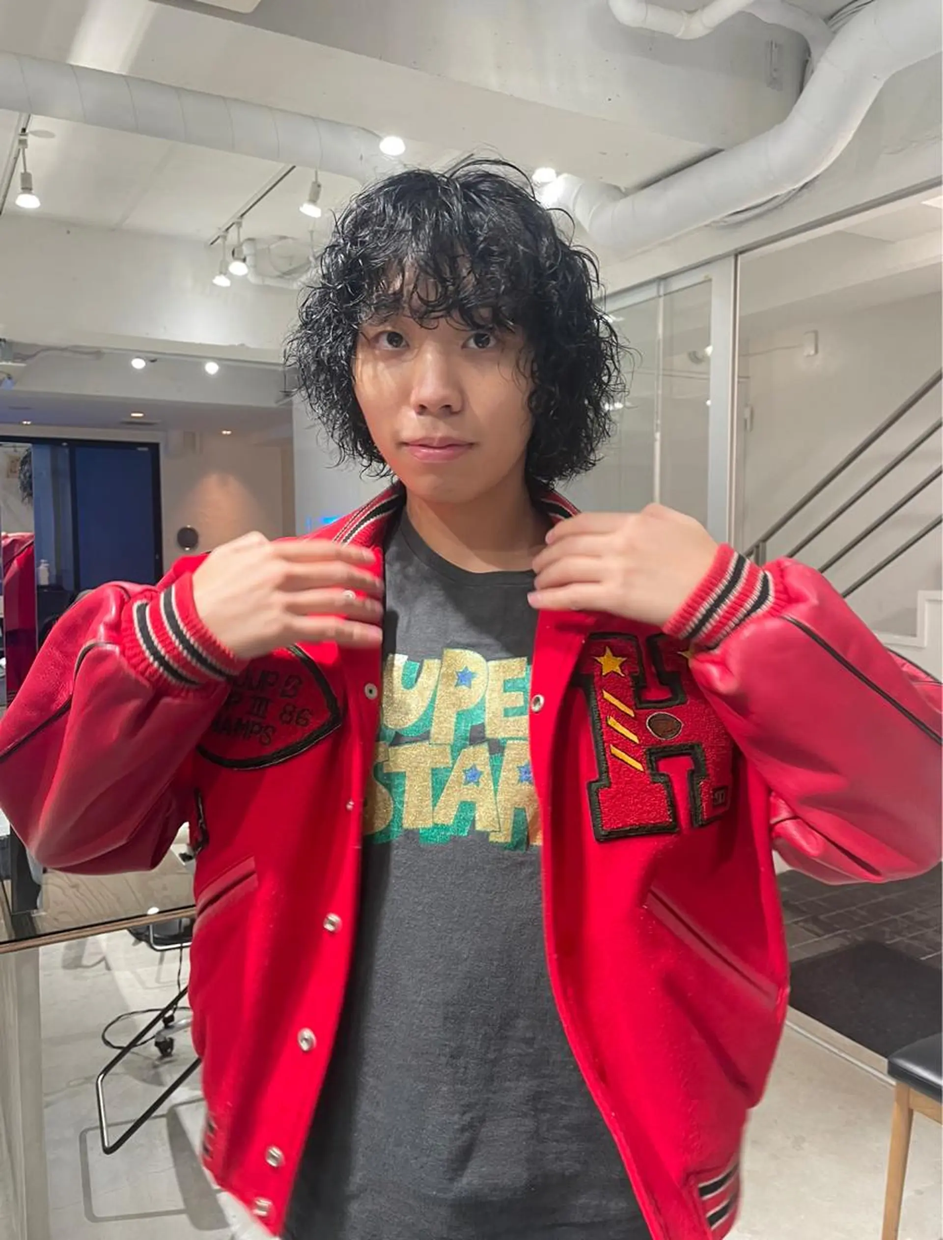 ミディアム パーマ メンズ ミディアムパーマ メンズバレイヤージュ メンズブリーチ センターパート フェードカット スパイラルパーマ 🌐hina⭐️のヘアスタイル