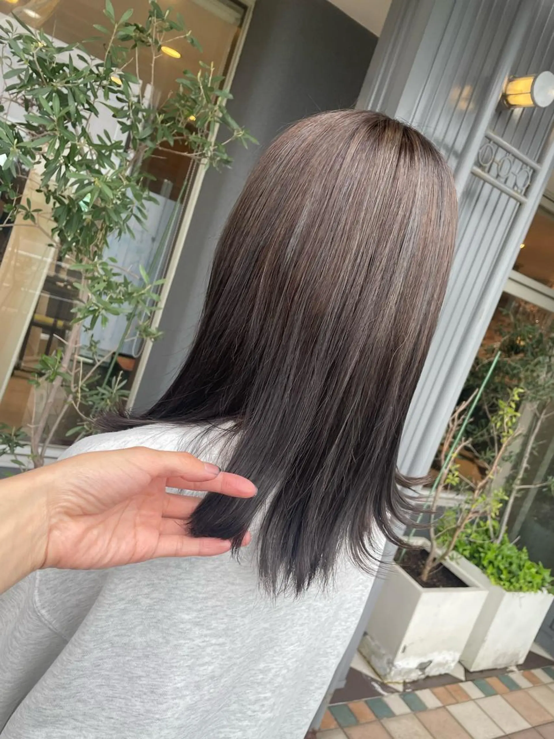 ロング カラー アッシュ アッシュグレー ハイライトカラー ハイライト カット ヘアカラー 佐々木 麻純のヘアスタイル