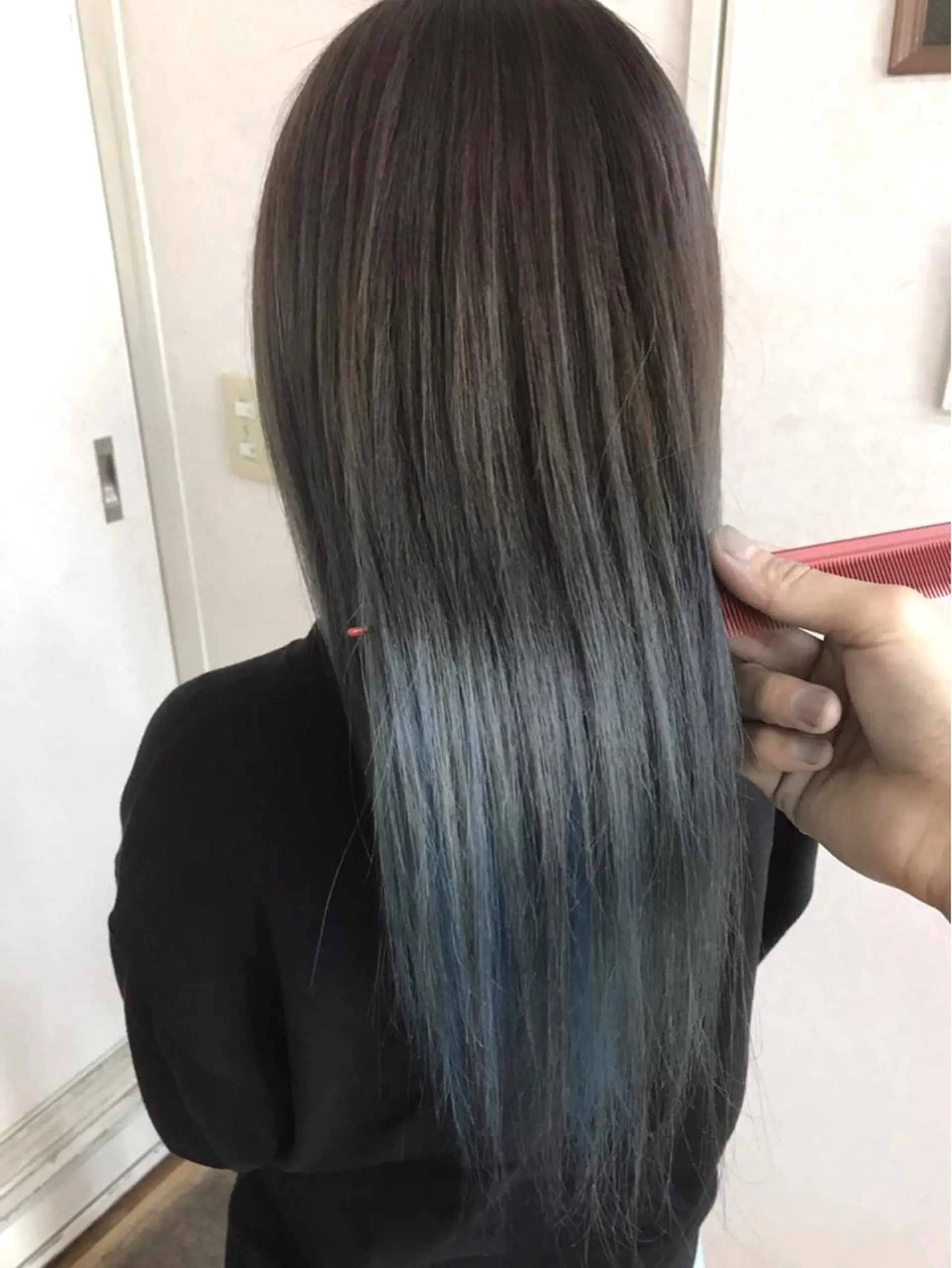 ロング カラー ブルーカラー グラデーションカラー グレージュ シルバー シルバーグレージュ トリートメント 三輪 太一のヘアスタイル