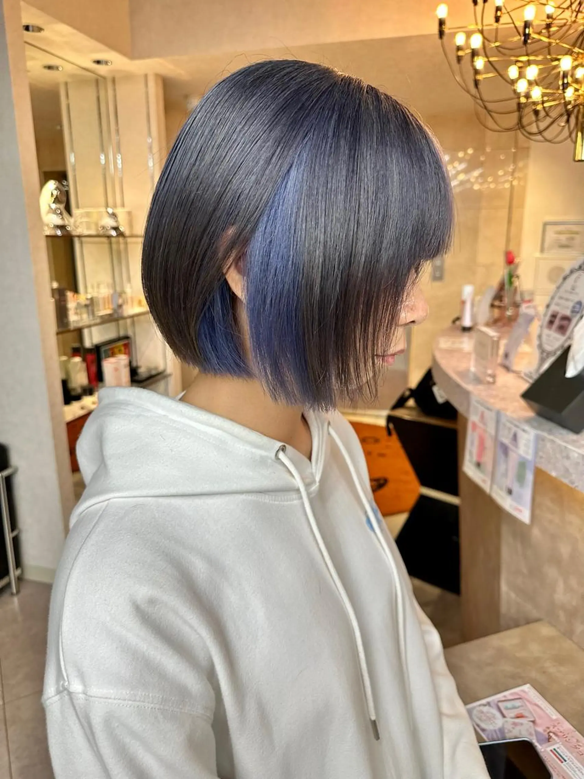 ショート カラー ヘアアレンジ ネイル マツエク・マツパ アイブロウ 切りっぱなしボブ アディクシーカラー ミストバング ベージュカラー 黒髪 ウルフとハイトーン みっちー✂️のヘアスタイル