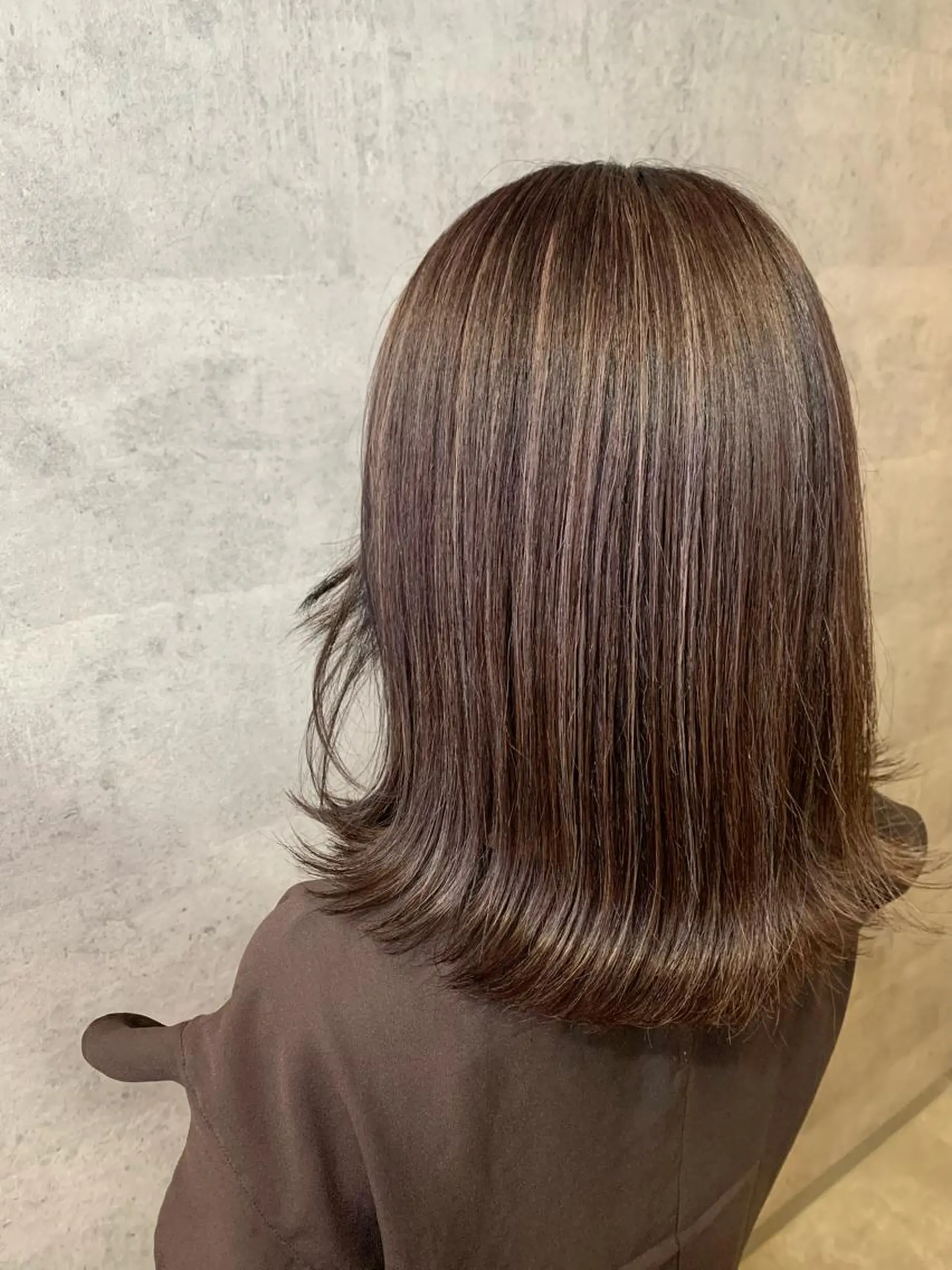 ミディアム カラー ハイライトカラー ボブ ハイライト 外ハネヘア mimiiy梅田 中崎町ハイトーンのヘアスタイル