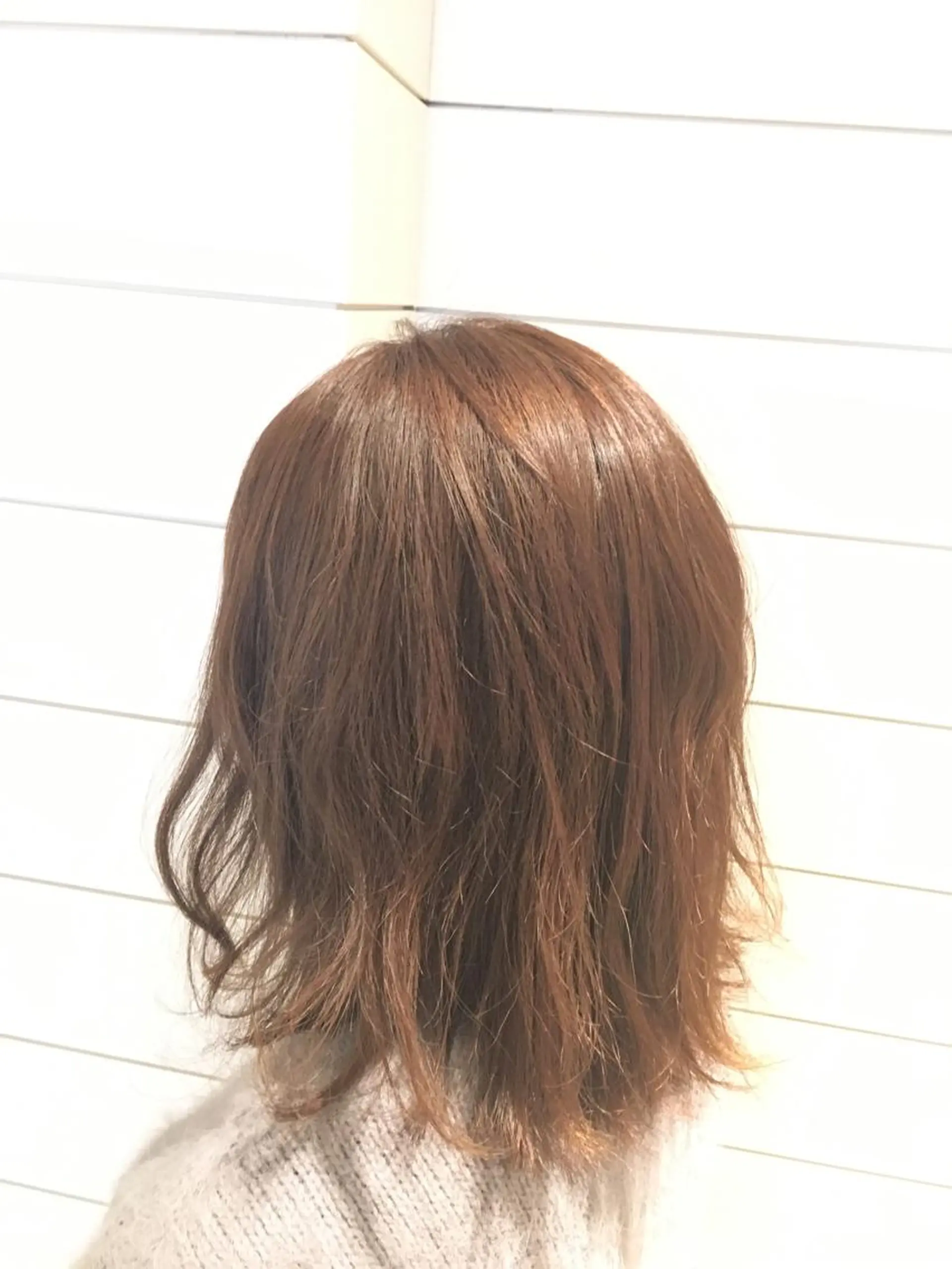 ミディアム カラー アッシュ ベージュカラー 外ハネヘア 鍵山 千秋のヘアスタイル