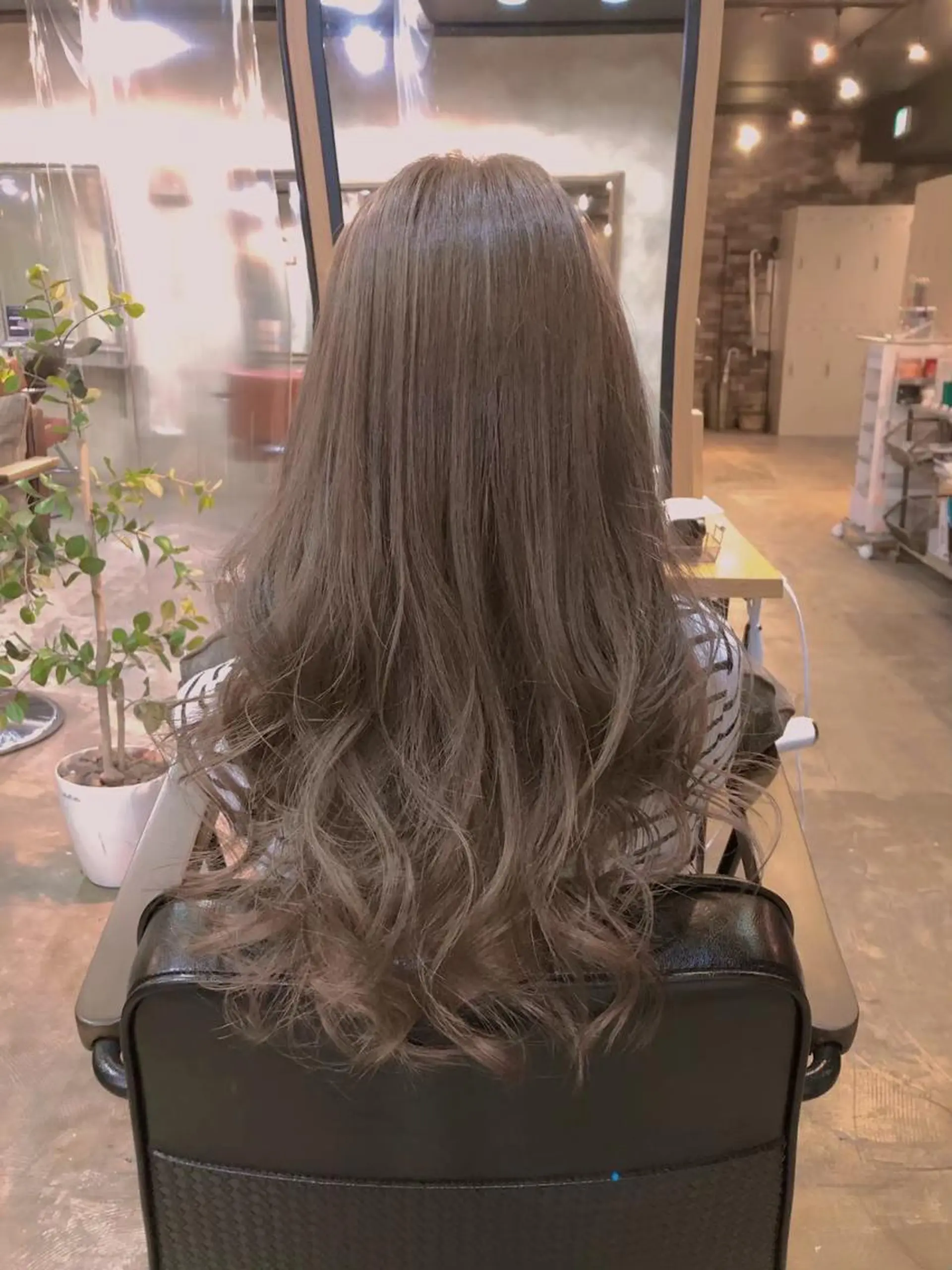 ロング カラー パーマ ヘアアレンジ アディクシーカラー アッシュ バレイヤージュ ベージュカラー ブリーチ newi 川崎店のヘアスタイル