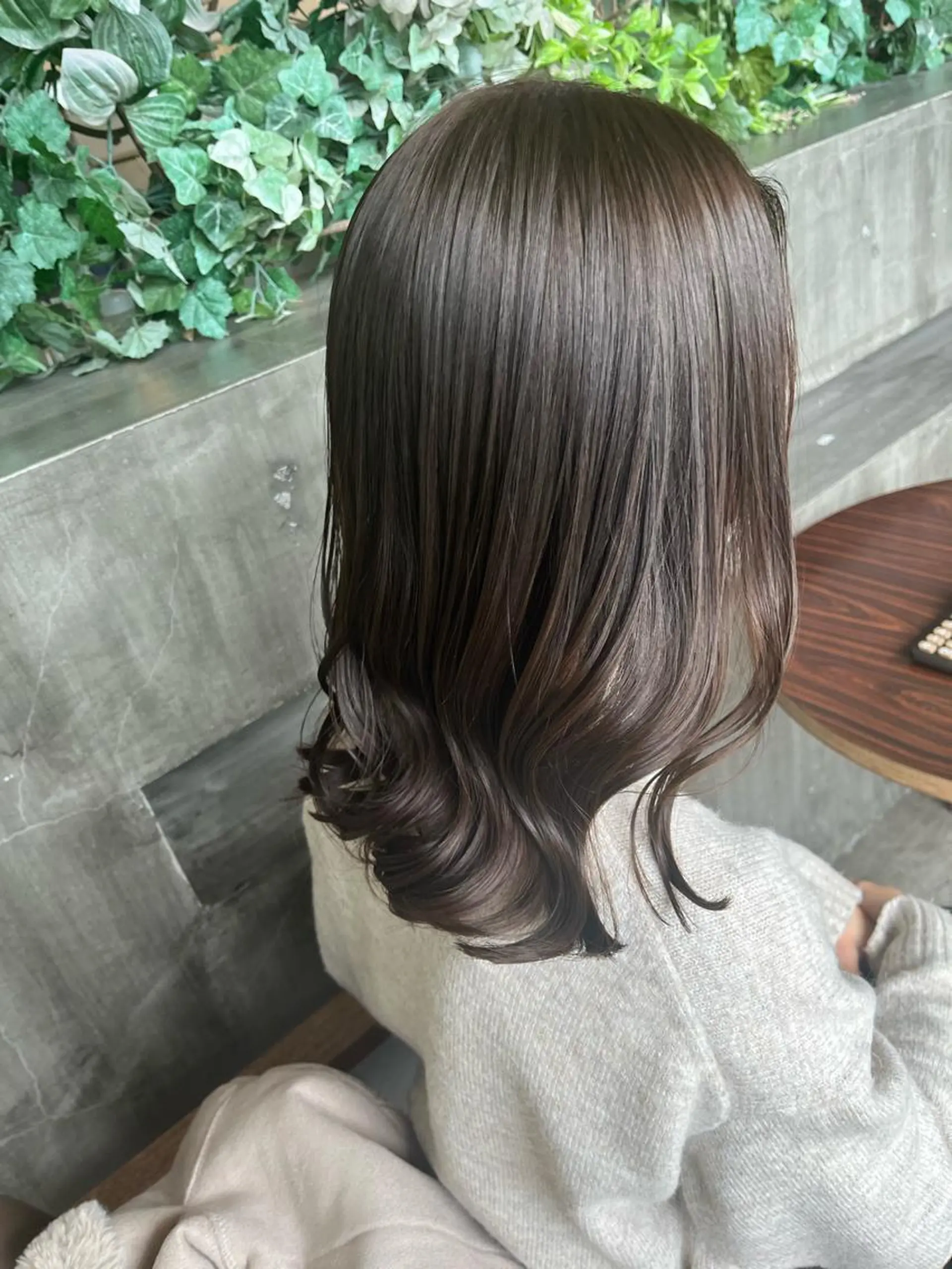 セミロング カラー 西崎 満里奈のヘアスタイル