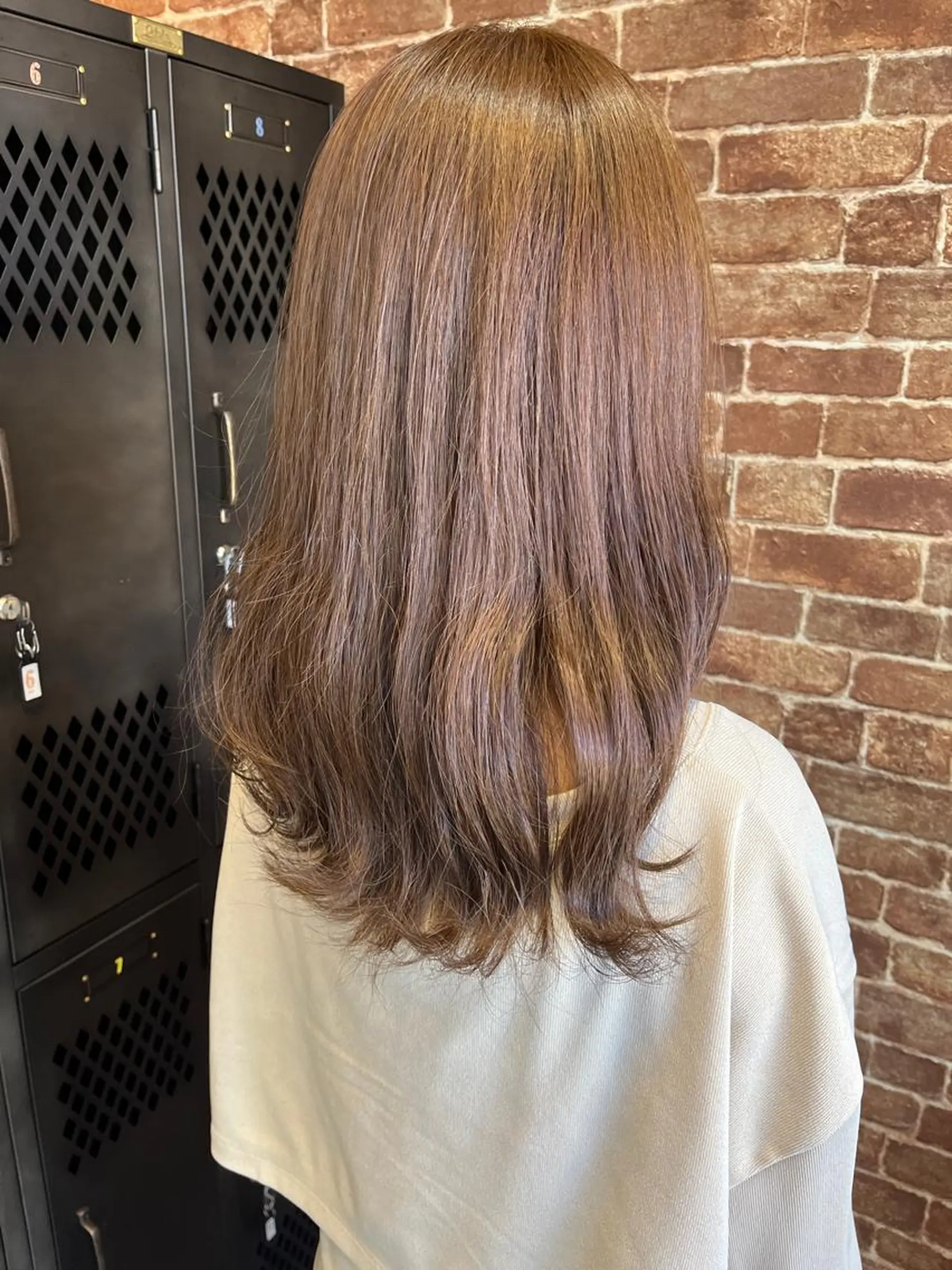 セミロング カラー パーマ ヘアアレンジ メンズ キッズ ネイル マツエク・マツパ アイブロウ メンズハイライト メンズパーマ セミロングパーマ ブラウンカラー ケアカラー ヘッドスパ 久木原 ゆりのヘアスタイル