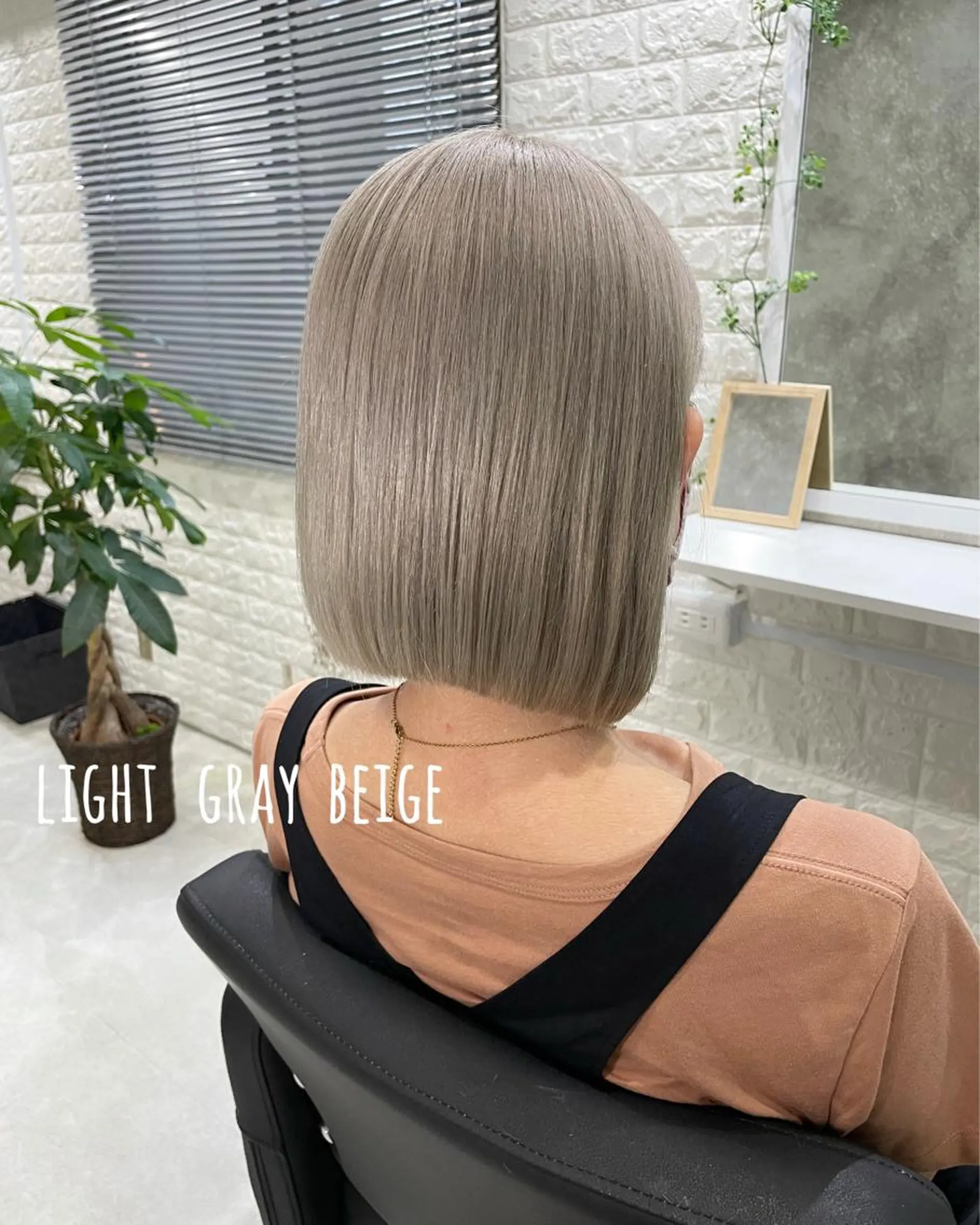 ショート カラー グレージュ ハイトーンカラー ハイトーングレージュ ショートヘア ヘアカラー トリートメント にしき さんのヘアスタイル