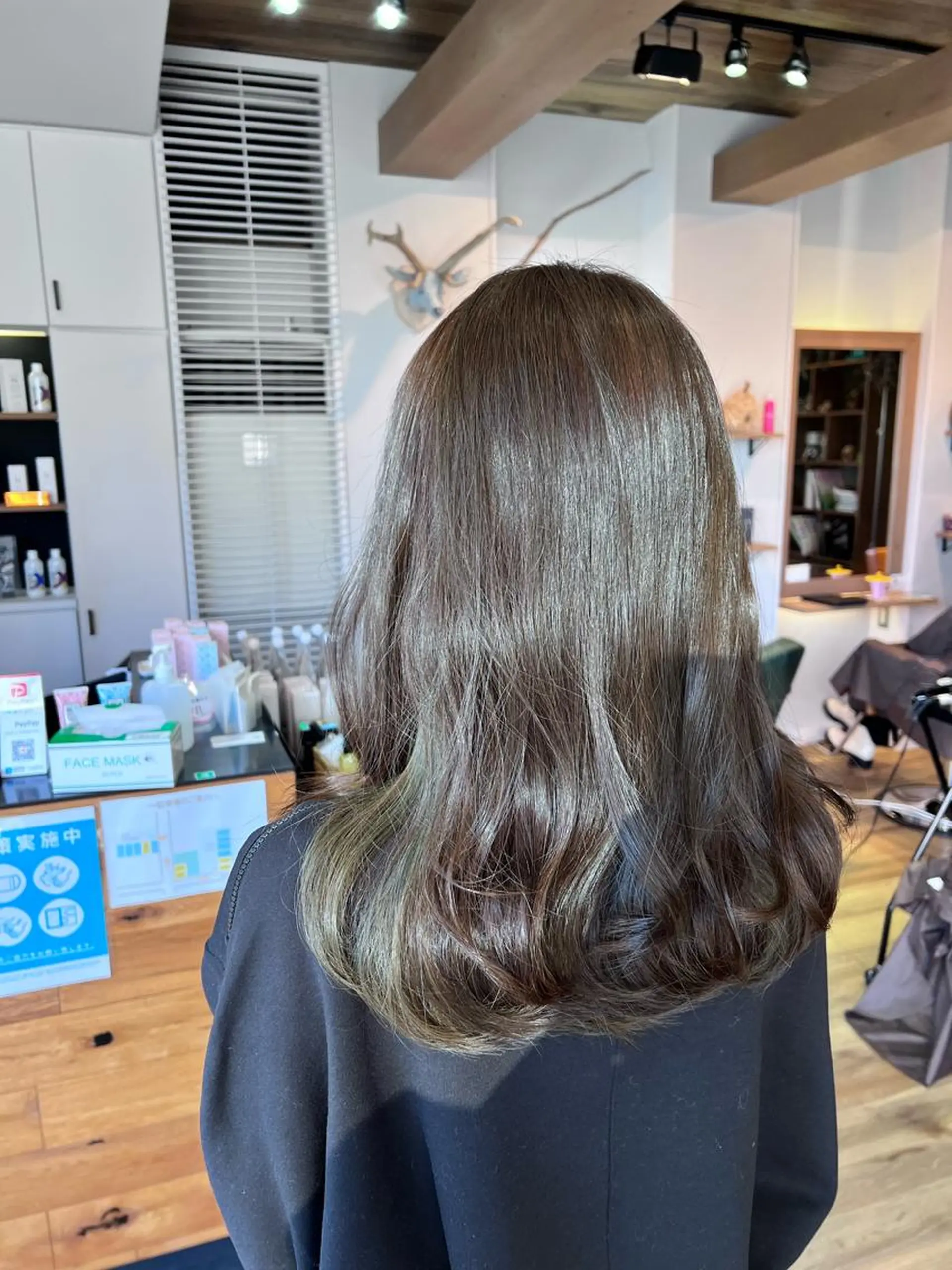 ロング カラー グレージュ オリーブグレージュ オリーブグレー ヘアカラー トリートメント ツキダテ ユイのヘアスタイル