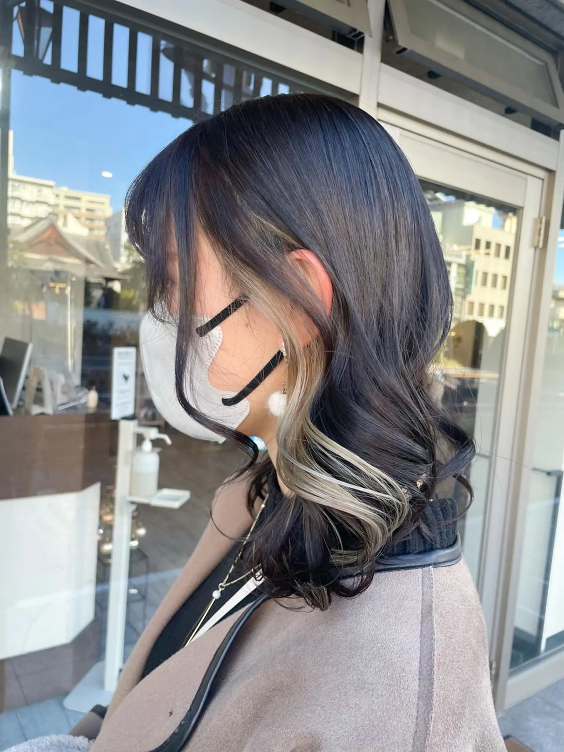 ミディアム カラー ヘアアレンジ ベージュカラー 透明感カラー インナーカラー シルバー ホワイトベージュ イワタ マハ/ minim hairのヘアスタイル