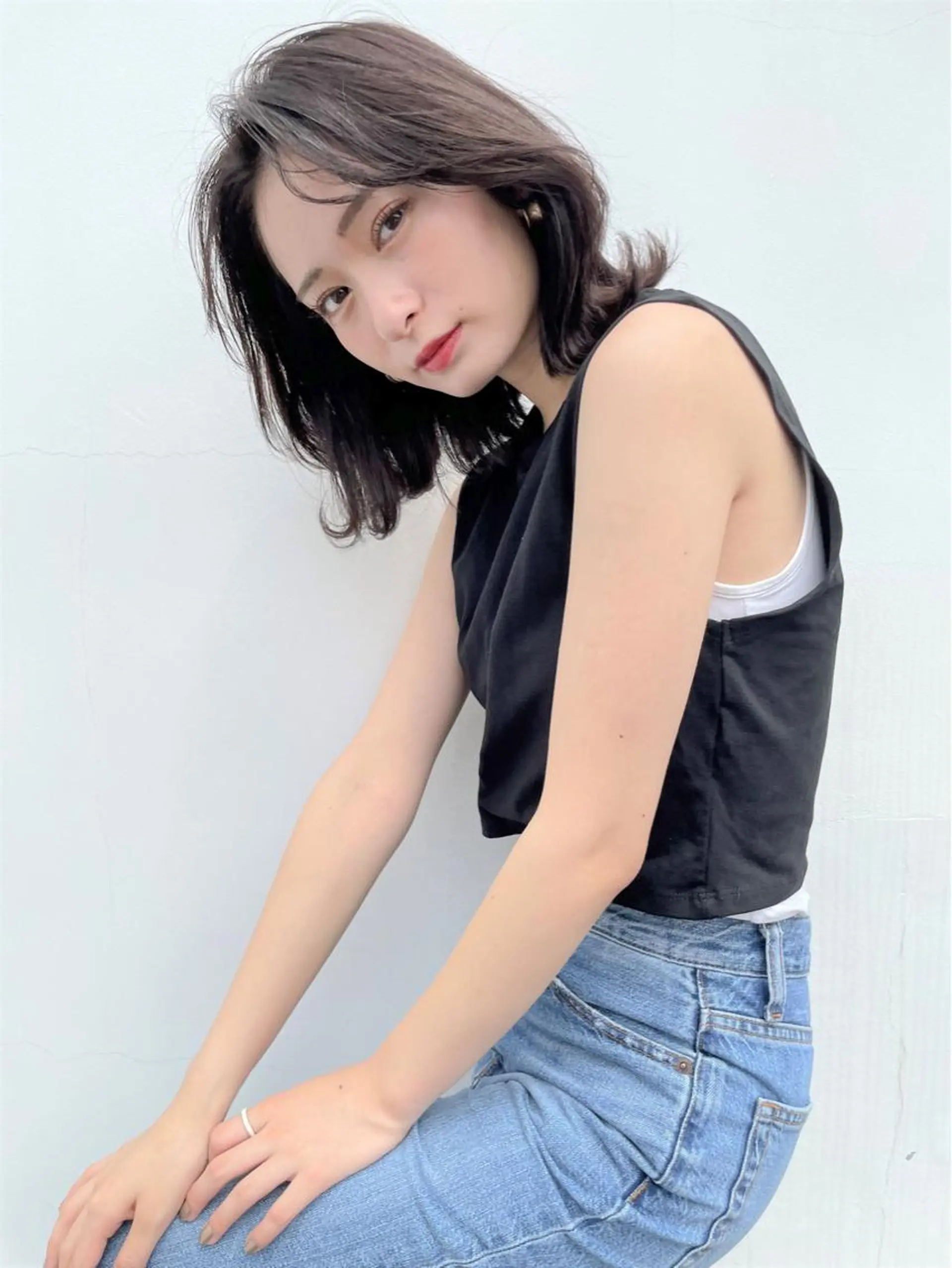 ミディアム カラー 韓国🇰🇷レイヤー カットオリーブカラーのヘアスタイル