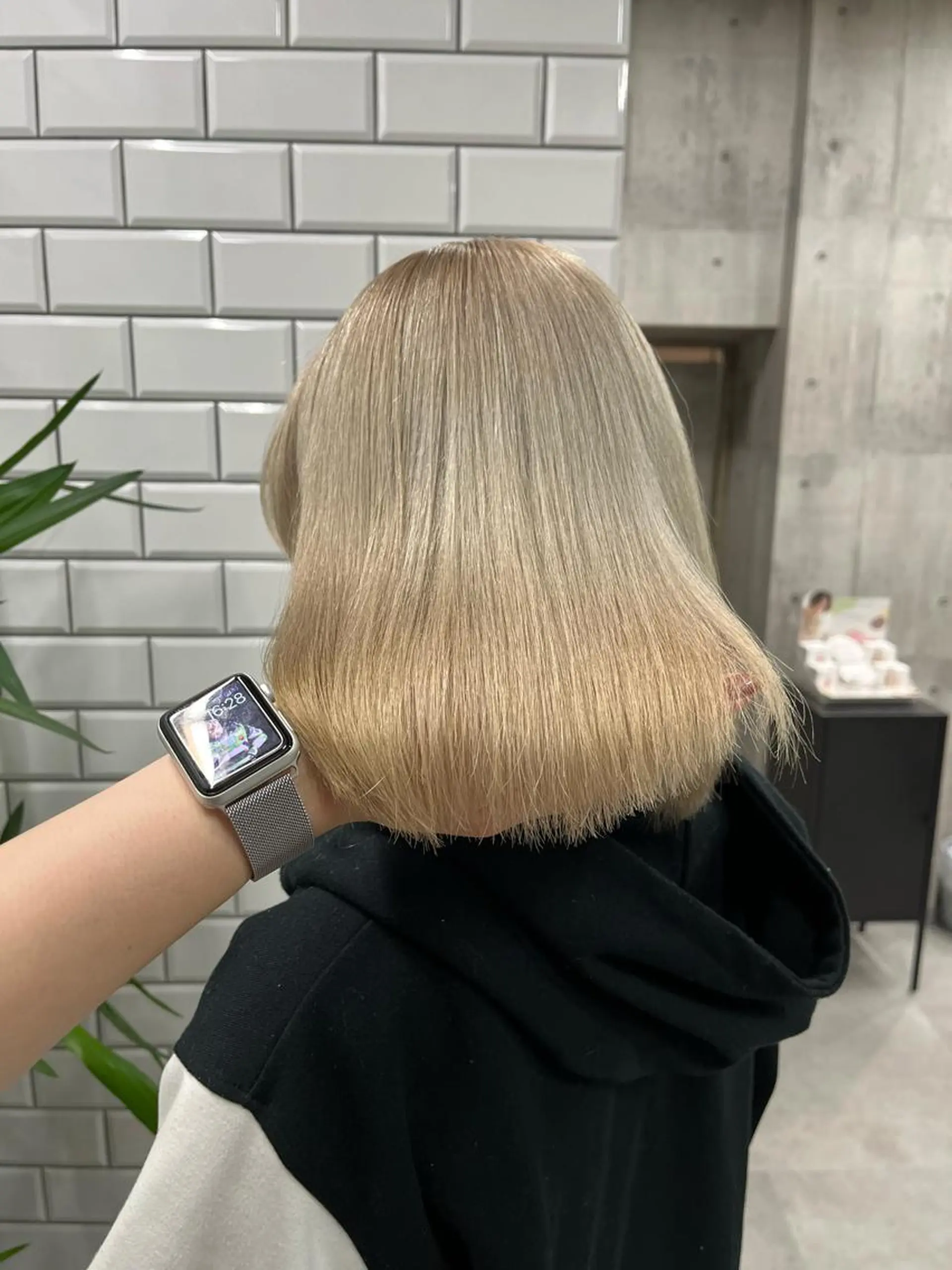 ショート カラー ヘアアレンジ ブロンド ホワイトブロンド カット ヘアカラー トリートメント ヘアセット newi赤羽 HINATAのヘアスタイル