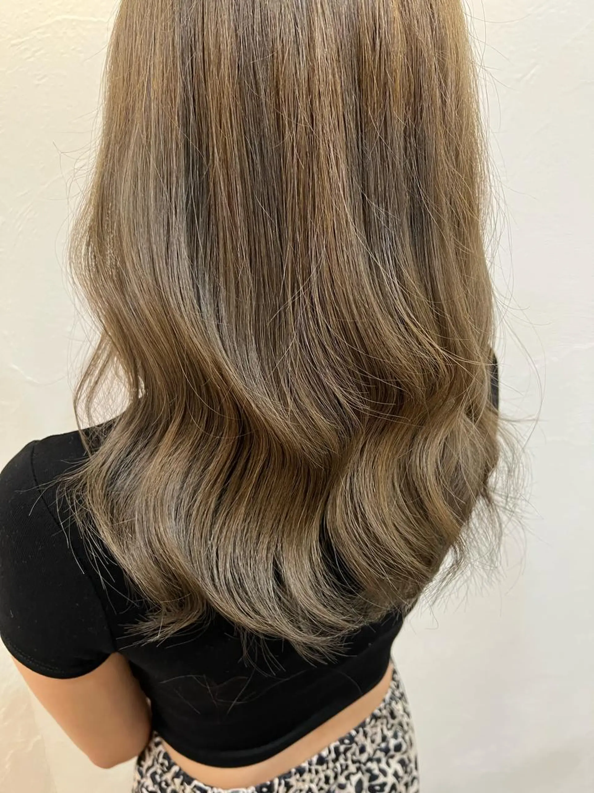 セミロング カラー グレージュ ミルクティーグレージュ mia over hairのヘアスタイル