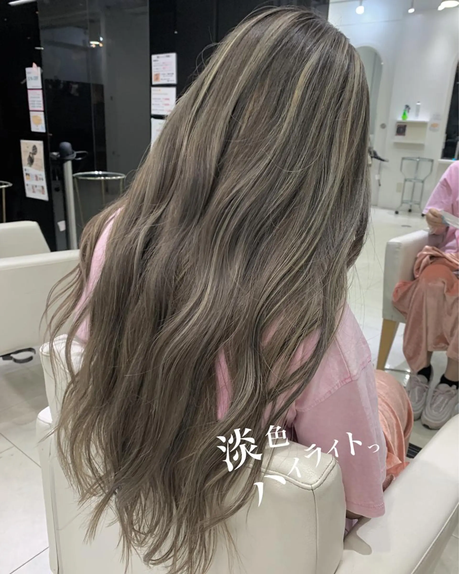 ロング カラー 透明感カラー グレージュ ハイライトカラー オレンジ ハイライト route南堀江所属・✂️ボブの神様 北村涼✂️のヘアスタイル