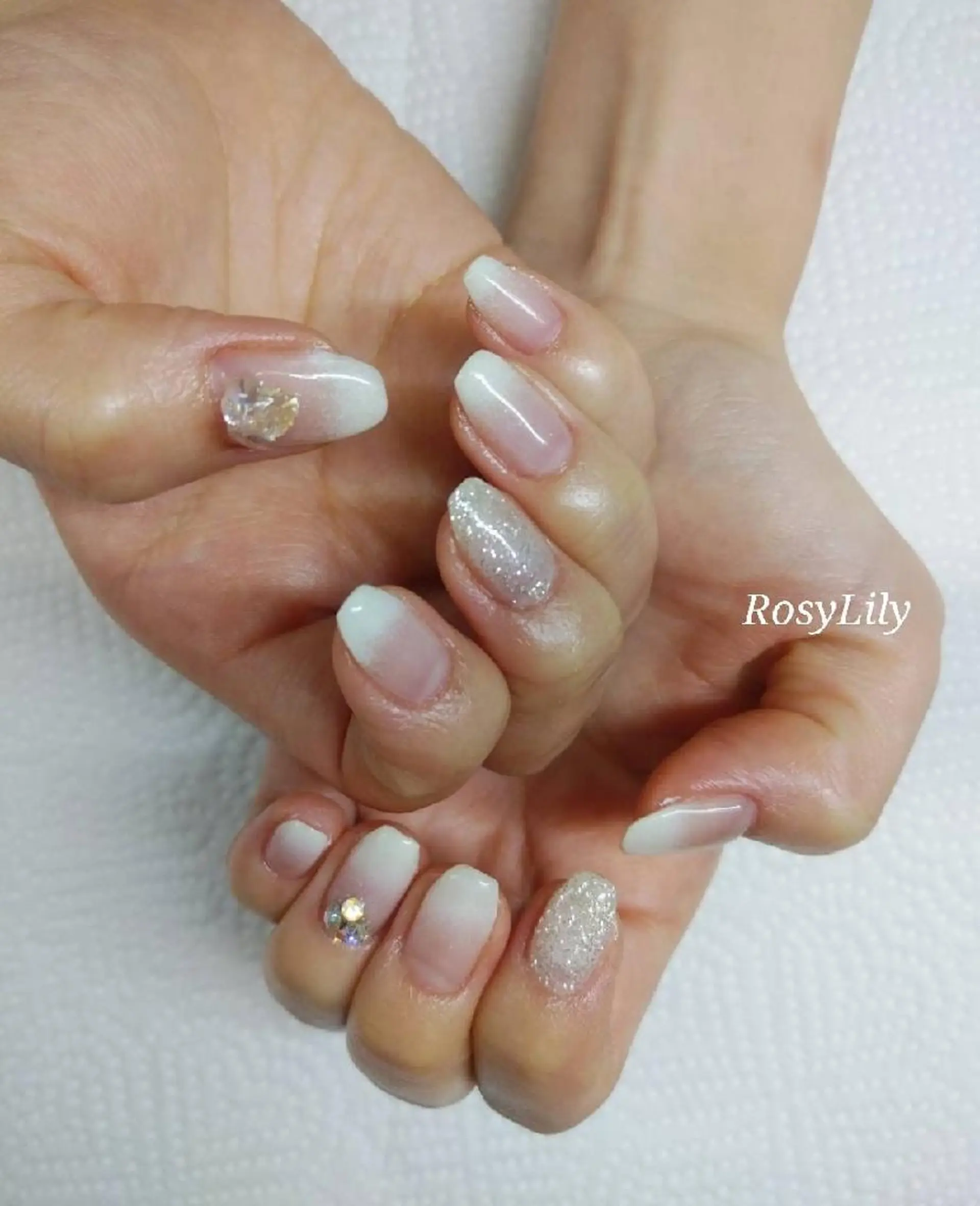 ネイル グラデーション ラメ(グリッター) ストーンネイル ホワイト ハンドネイル ハンドケア プライベートサロン Rosy Lilyのネイルデザイン