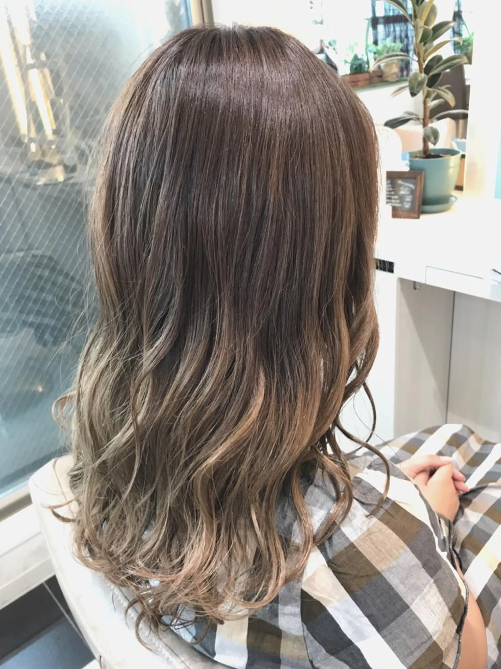 セミロング カラー ベージュカラー 透明感カラー グラデーションカラー ミルクティーベージュ 山崎俊輔/髪質改善 /バレイヤージュのヘアスタイル
