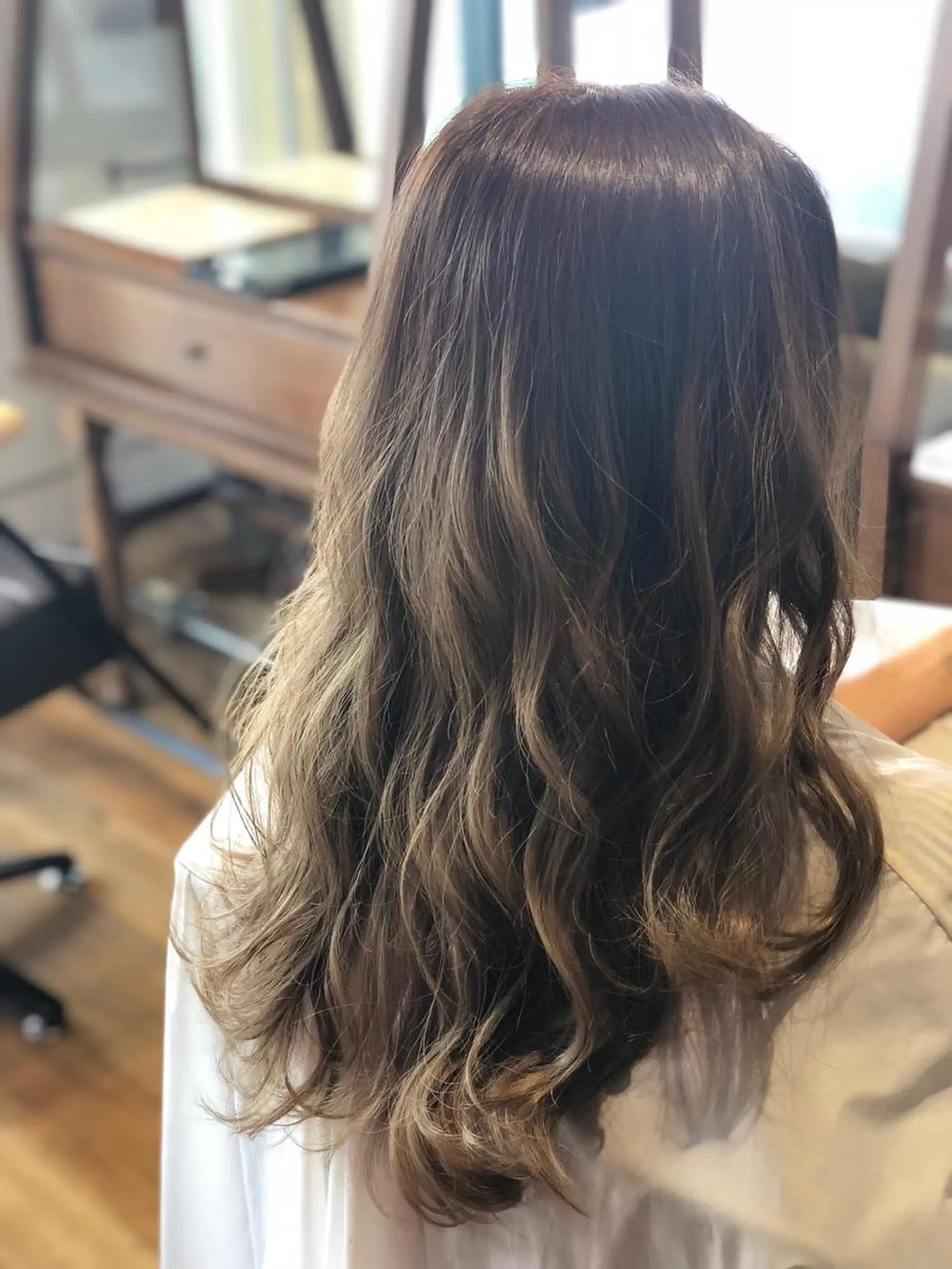 ロング カラー グレージュ あらい なつみのヘアスタイル