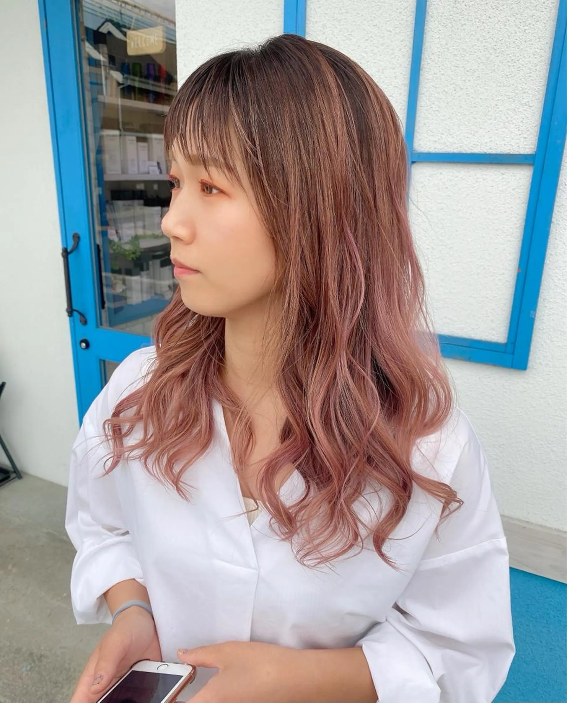 セミロング カラー アッシュ バレイヤージュ ピンクカラー ピンクアッシュ レイヤーカット 森本 笑のヘアスタイル