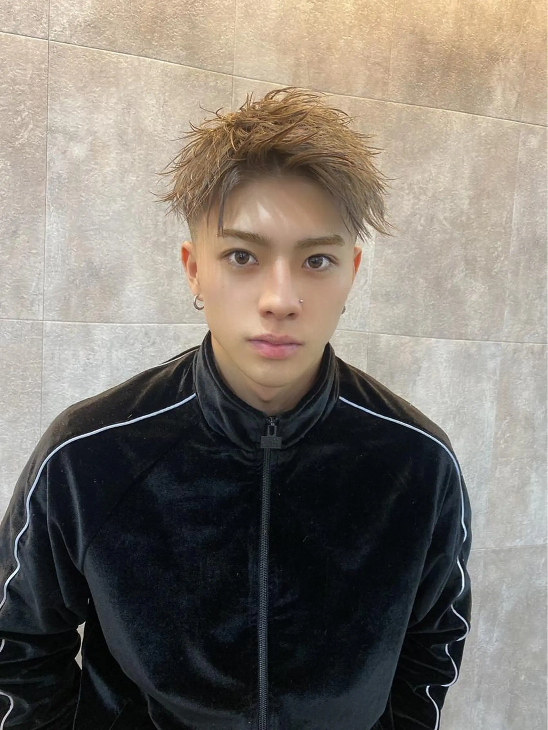 カラー パーマ メンズ メンズハイトーン ハイトーンカラー カット ヘアカラー 和歌山ランキング1位 井開のヘアスタイル