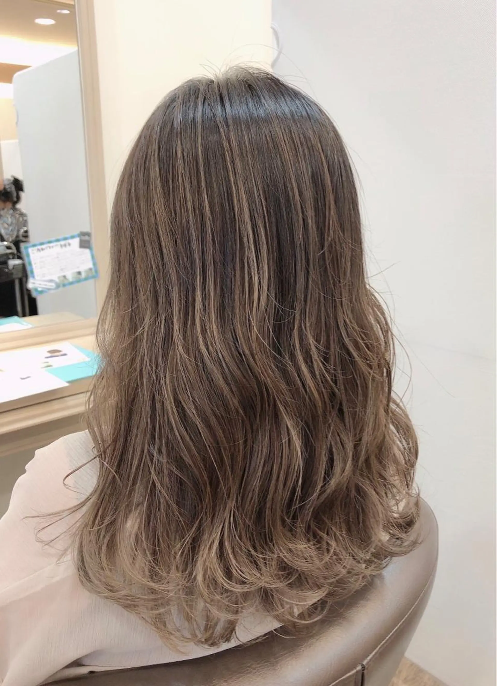 セミロング カラー バレイヤージュ グレージュ レイヤーカット 尚平 40代からの 髪質改善専門のその他イメージ