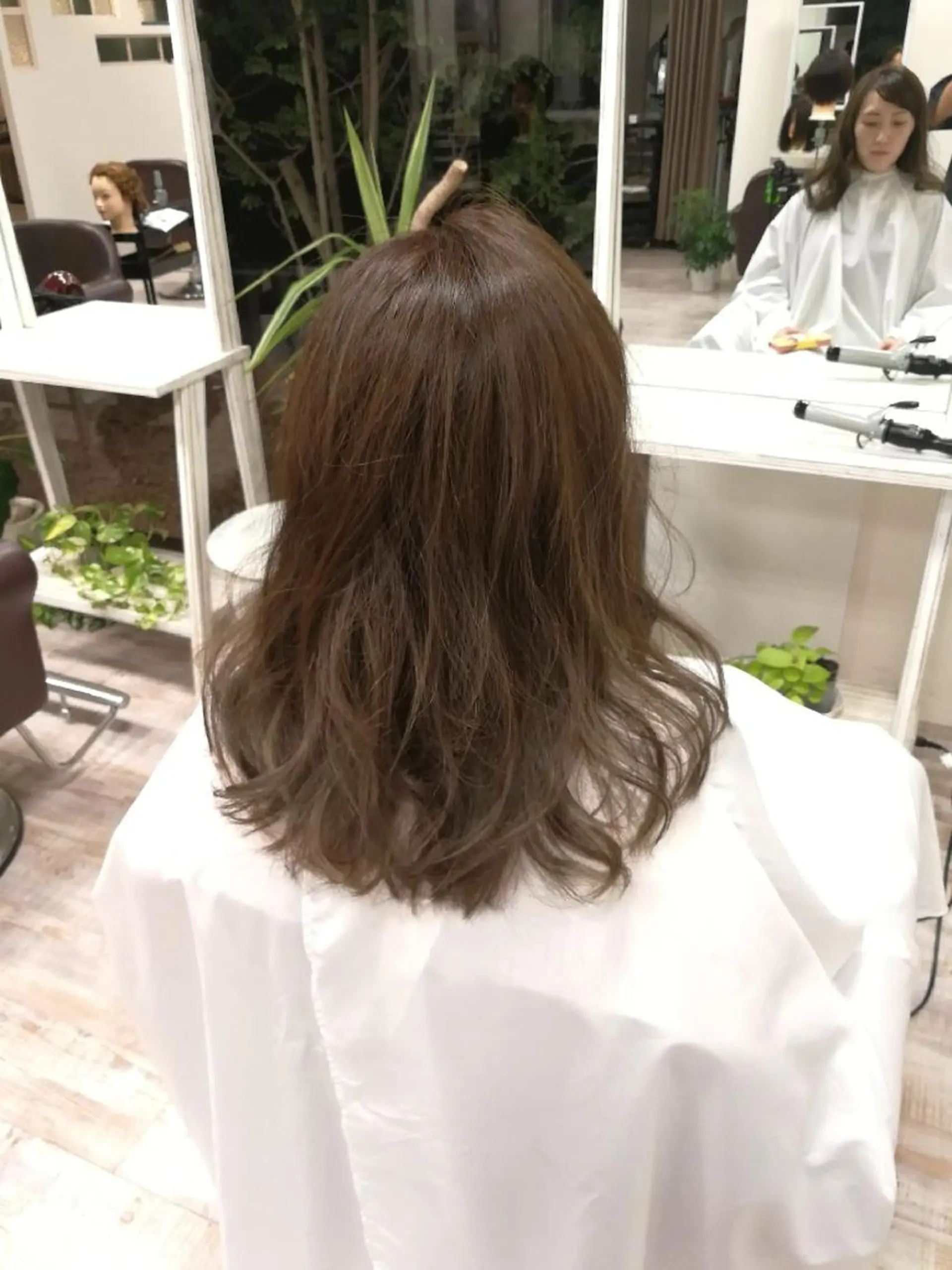 セミロング カラー ハイライトカラー ハイライト 酸性ストレート／カラ ー/山下高明のヘアスタイル