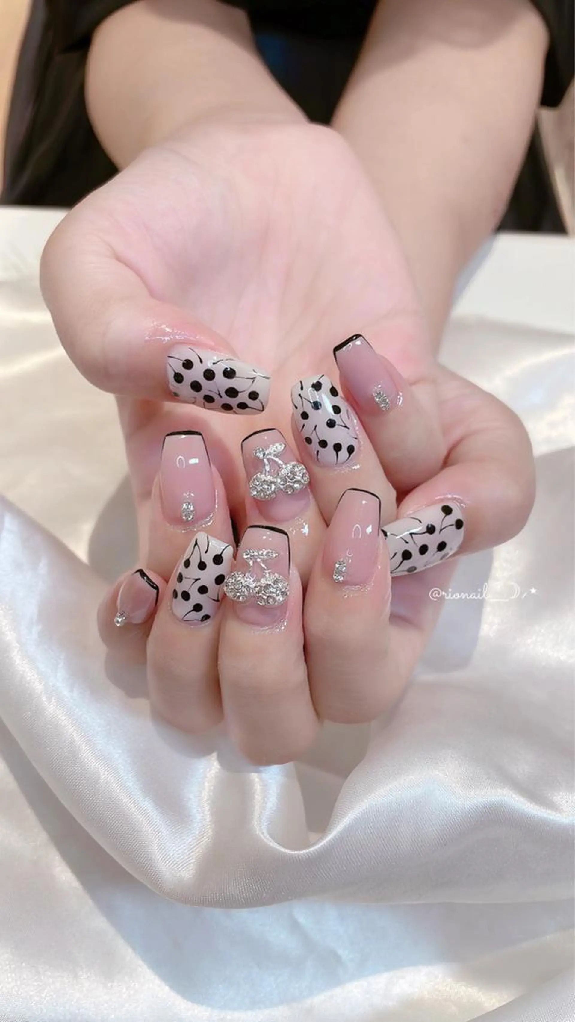 ネイル ハンドネイル 𝘙𝘪𝘰𝘯𝘢 ...🕯🤍のネイルデザイン