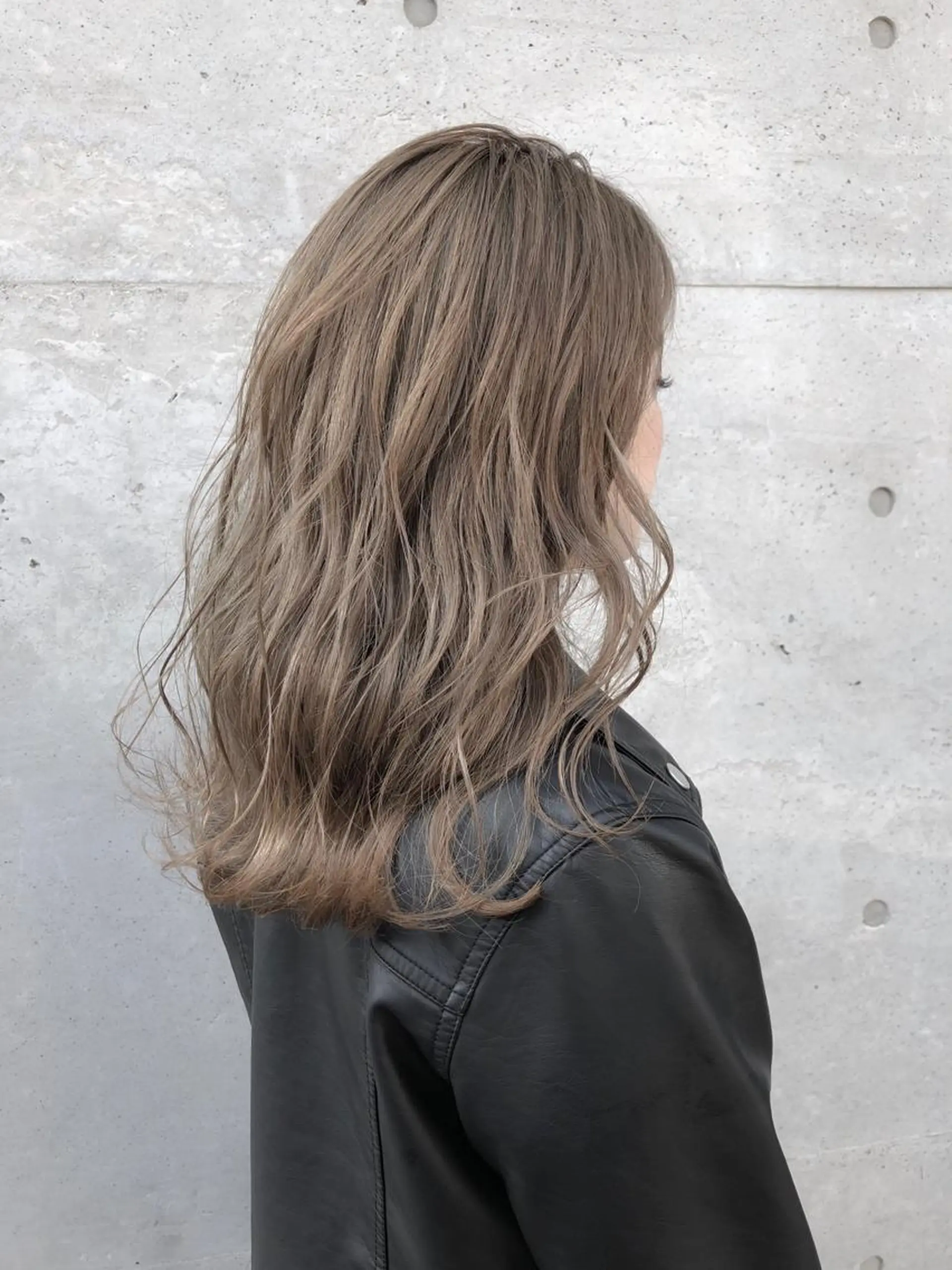 セミロング カラー ベージュカラー ブリーチ ケアブリーチ 【透明感、艶髪】西村 有司のヘアスタイル