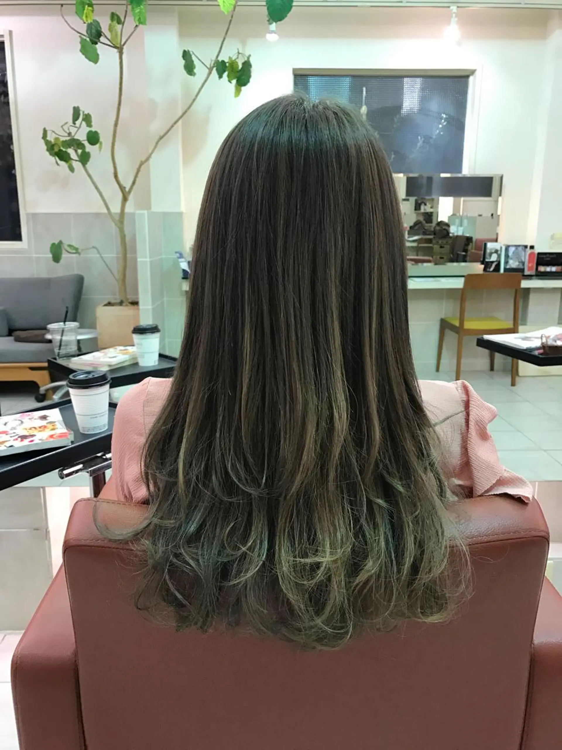 カラー グラデーションカラー グレージュ やまだ まいのヘアスタイル