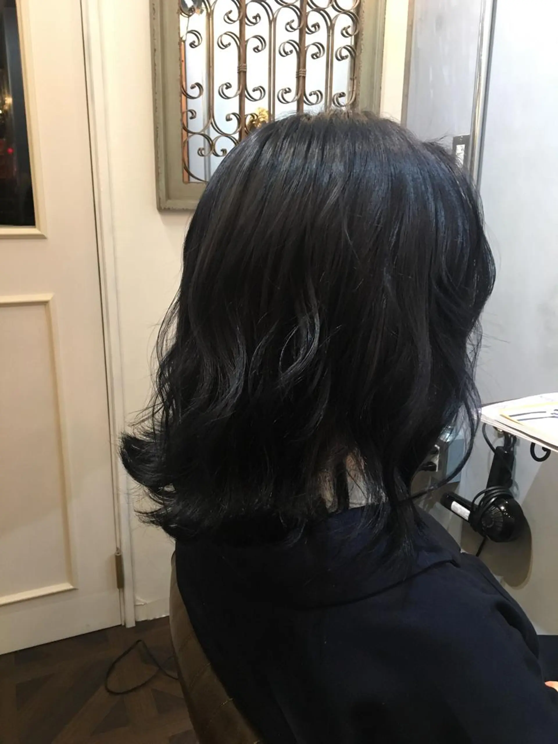 ミディアム カラー 黒髪 ブルーカラー ブルーブラック iLu.(旧petit  by prairie)所属・門岡 ひかるのヘアスタイル