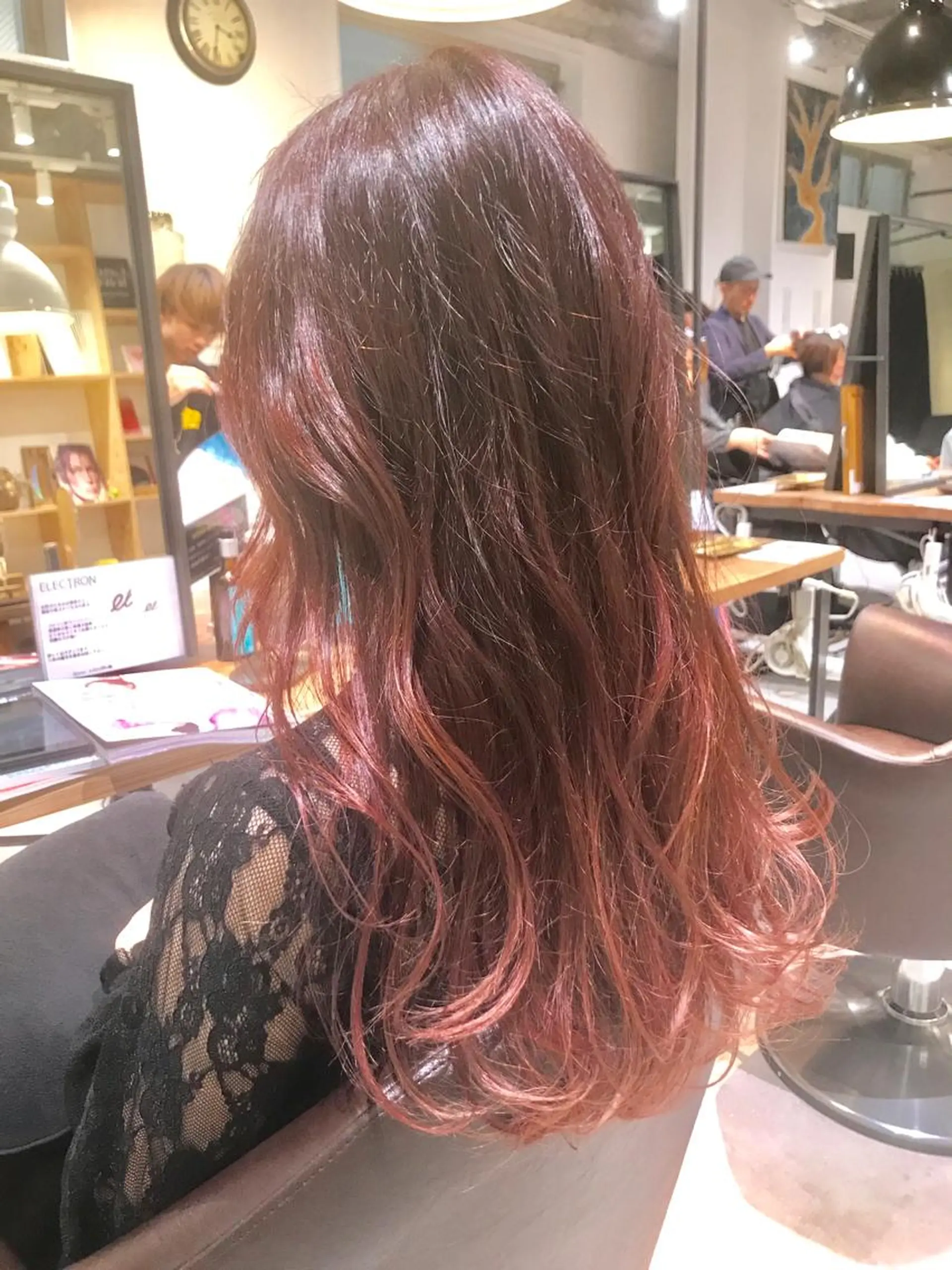 ロング カラー バレイヤージュ ピンクカラー レイヤーカット カット ヘアカラー トリートメント ショートヘア💫 ハイトーン西田拓馬のヘアスタイル