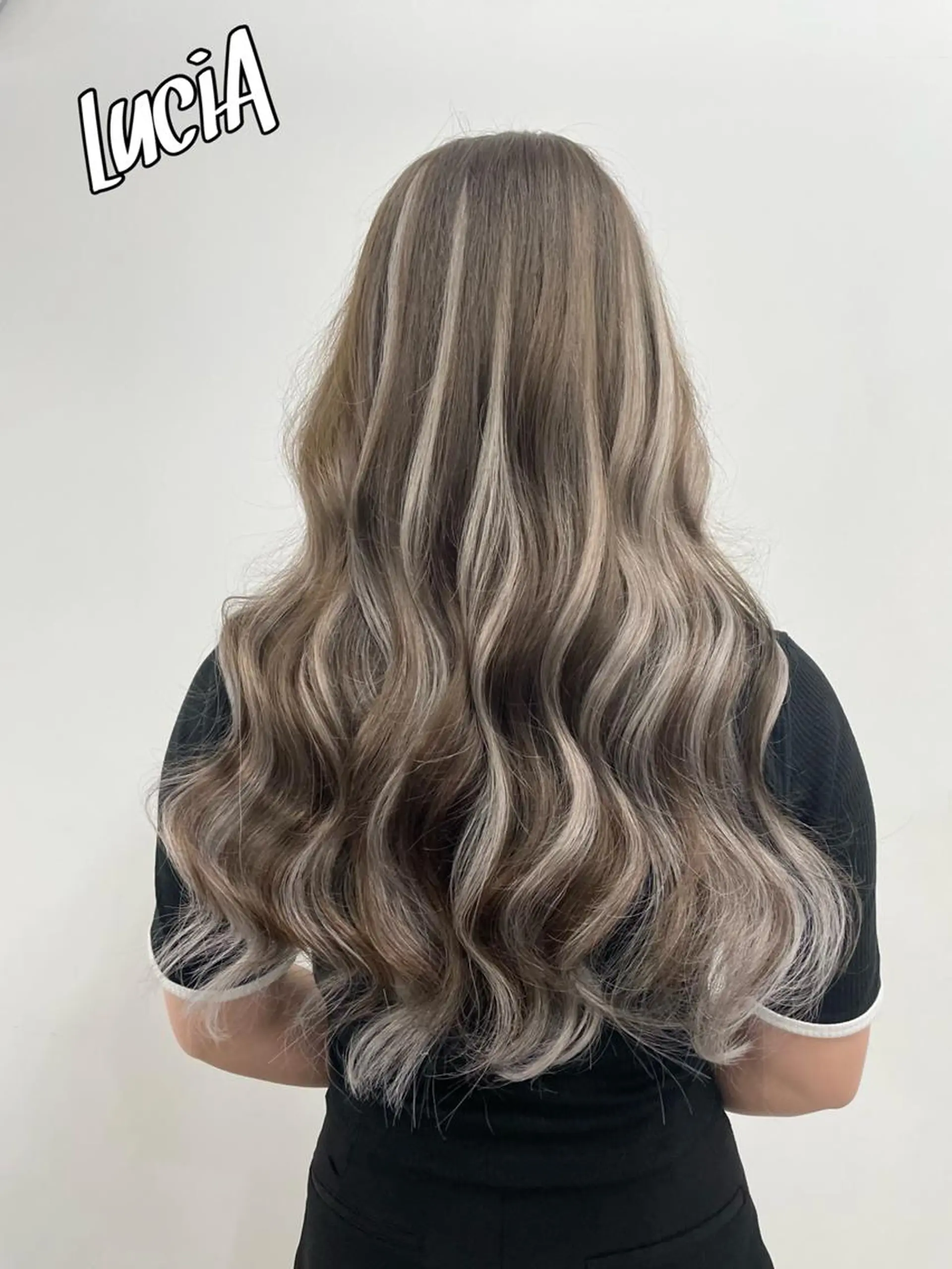 ロング カラー ヘアアレンジ LuciA エクステカラーのヘアスタイル