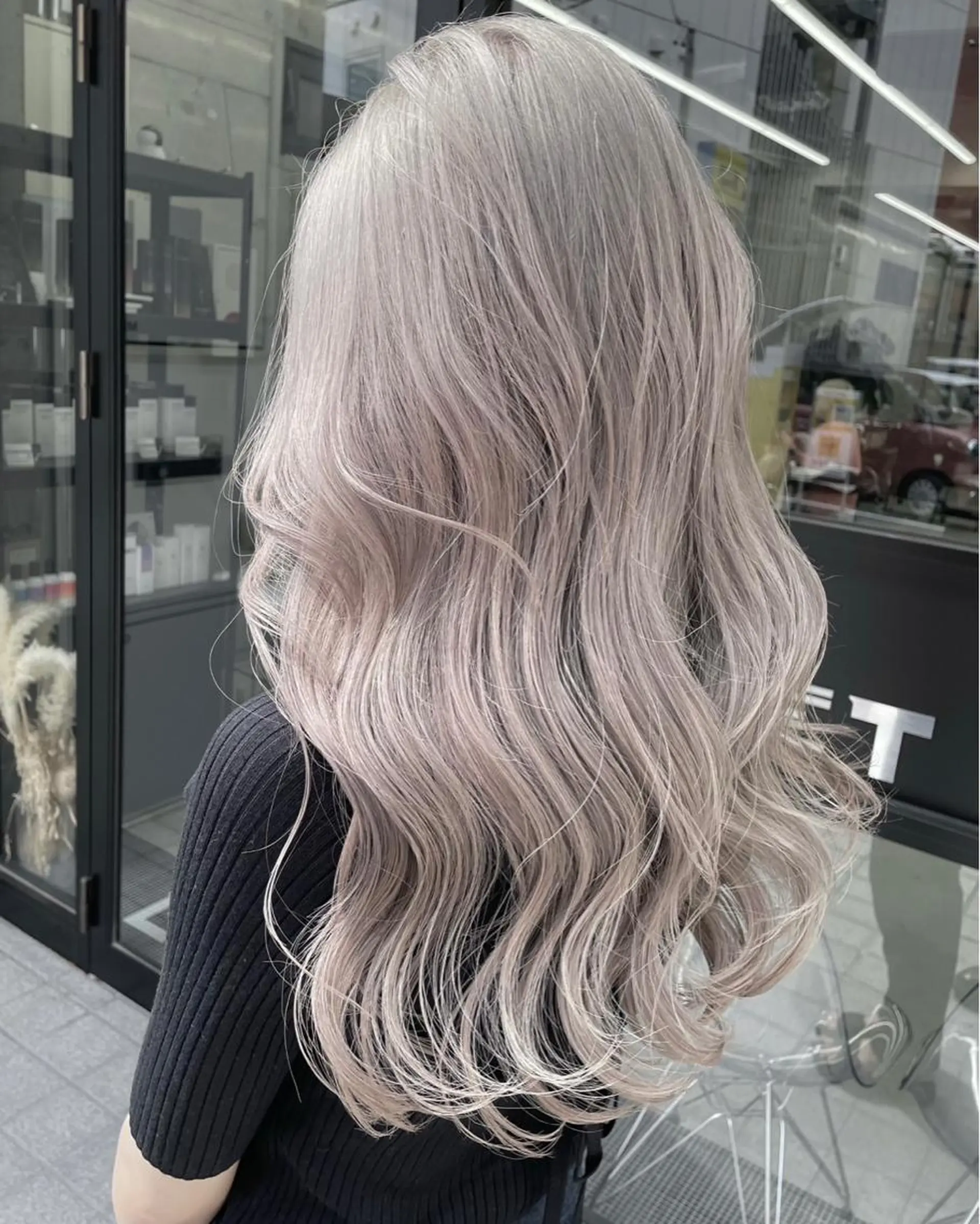 ロング カラー アッシュ アッシュグレー アッシュグレージュ バレイヤージュ ベージュカラー ヘアカラー トリートメント 岡留 愛美のヘアスタイル