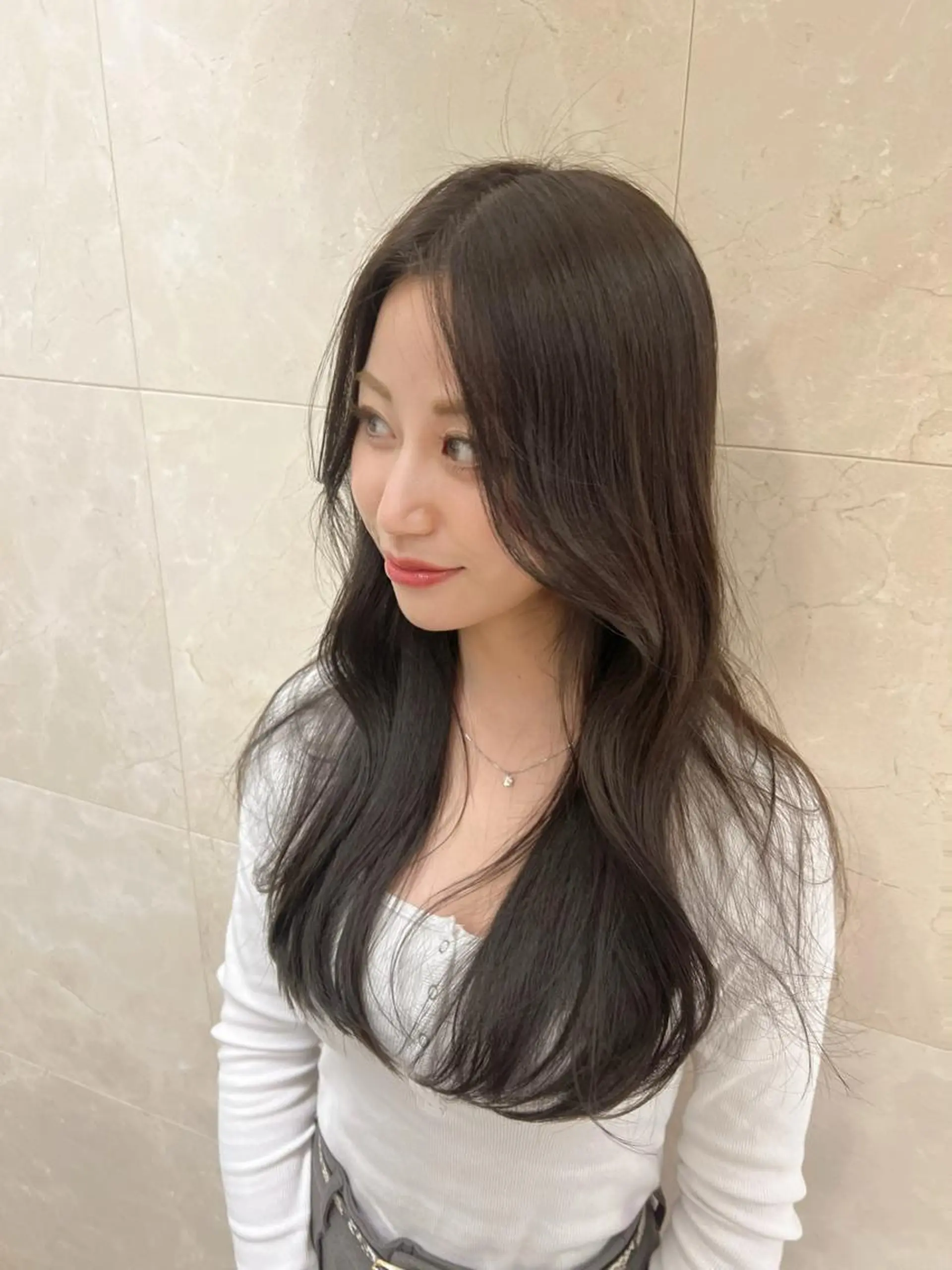 ロング レイヤーカット カット ヘアカラー トリートメント ヘッドスパ カミノア所属・4月予約解放しまし たイルミナ公認荒井のヘアスタイル