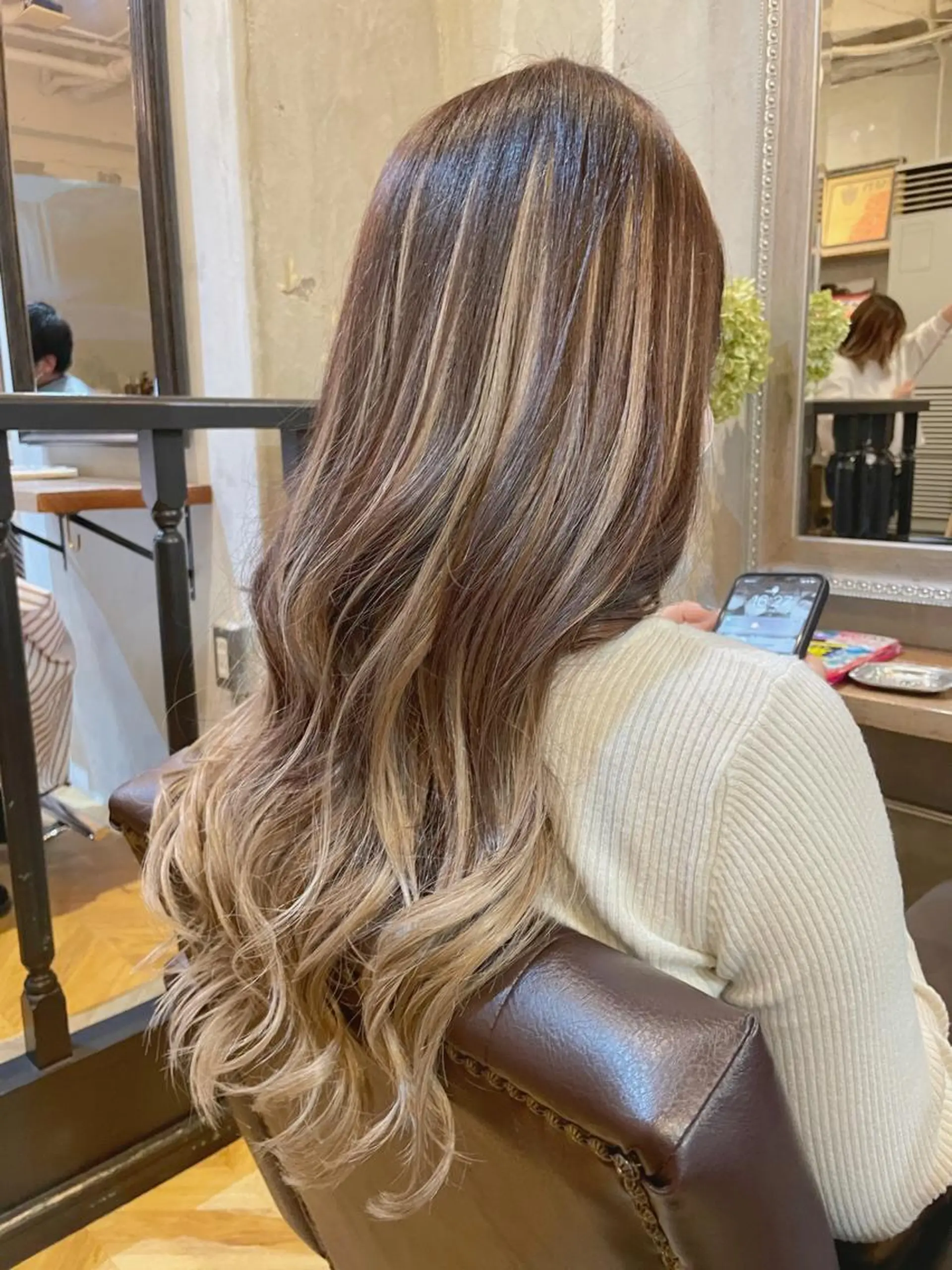 ロング カラー シールエクステ ミストバング ベージュカラー ブリーチ ダブルカラー カット ヘアカラー エクステ エクステ指名No.1 【店長】橘田のヘアスタイル