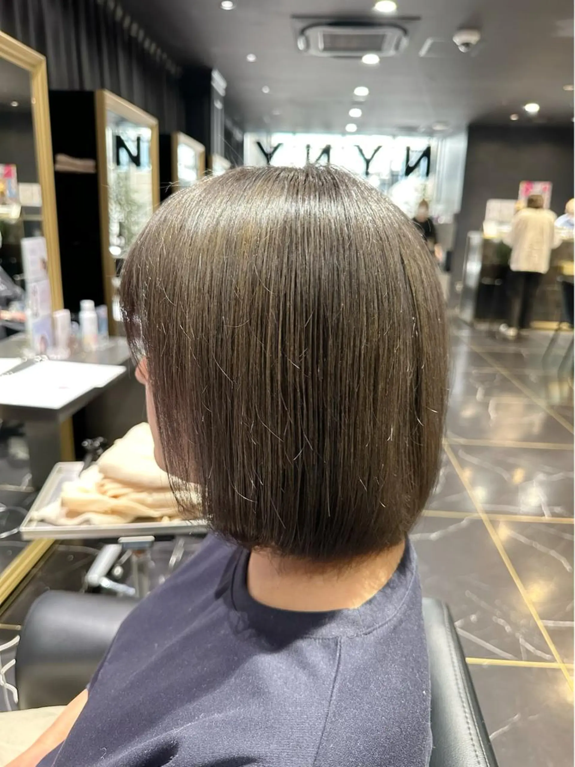 ミディアム アッシュ 外国人風カラー ハイライト 学生 外ハネヘア ヘアカラー トリートメント ボブスタイル/ 透明感カラー/八幡のヘアスタイル