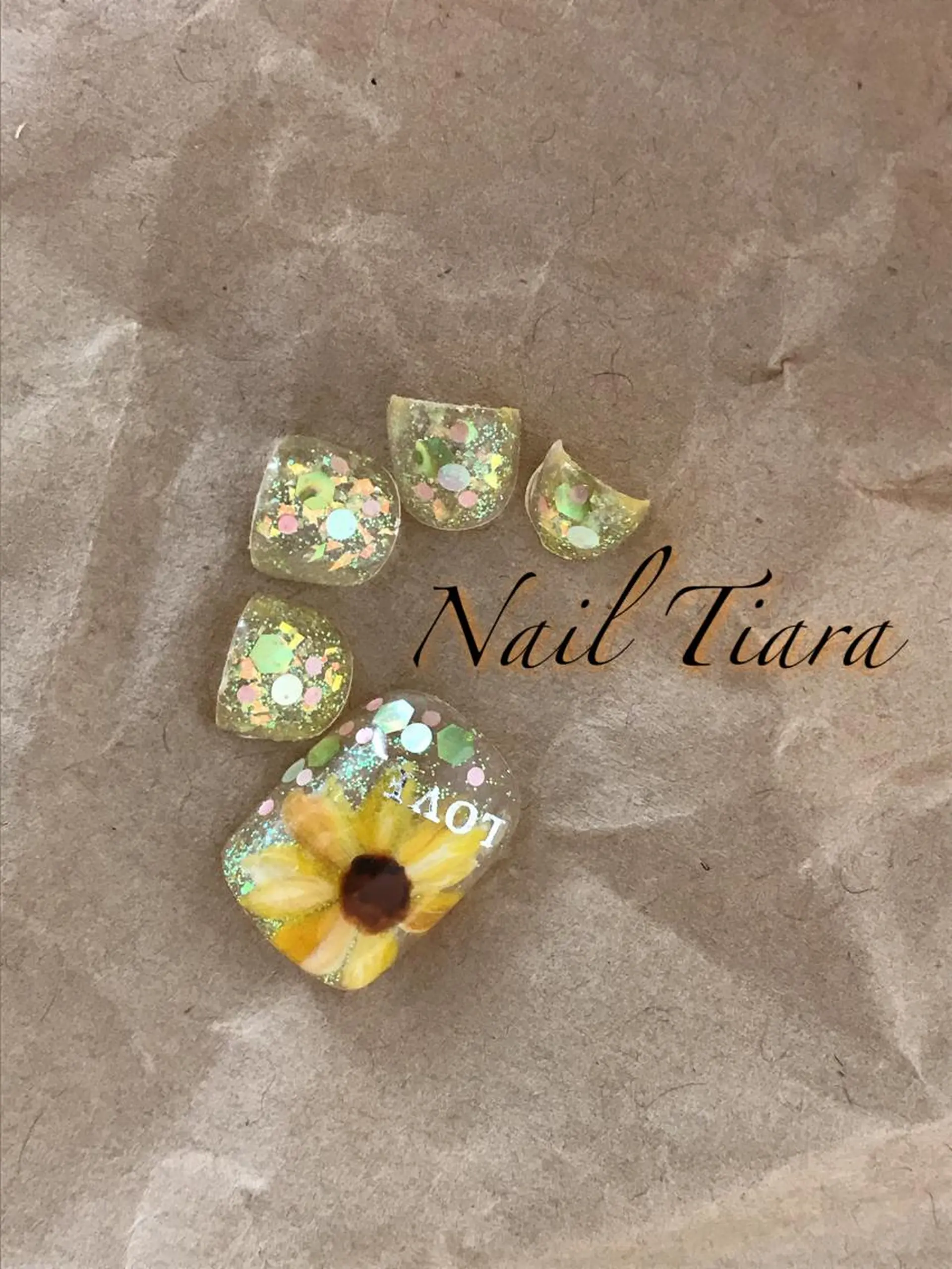 ネイル フットネイル キラキラネイル ネイル ティアラのネイルデザイン