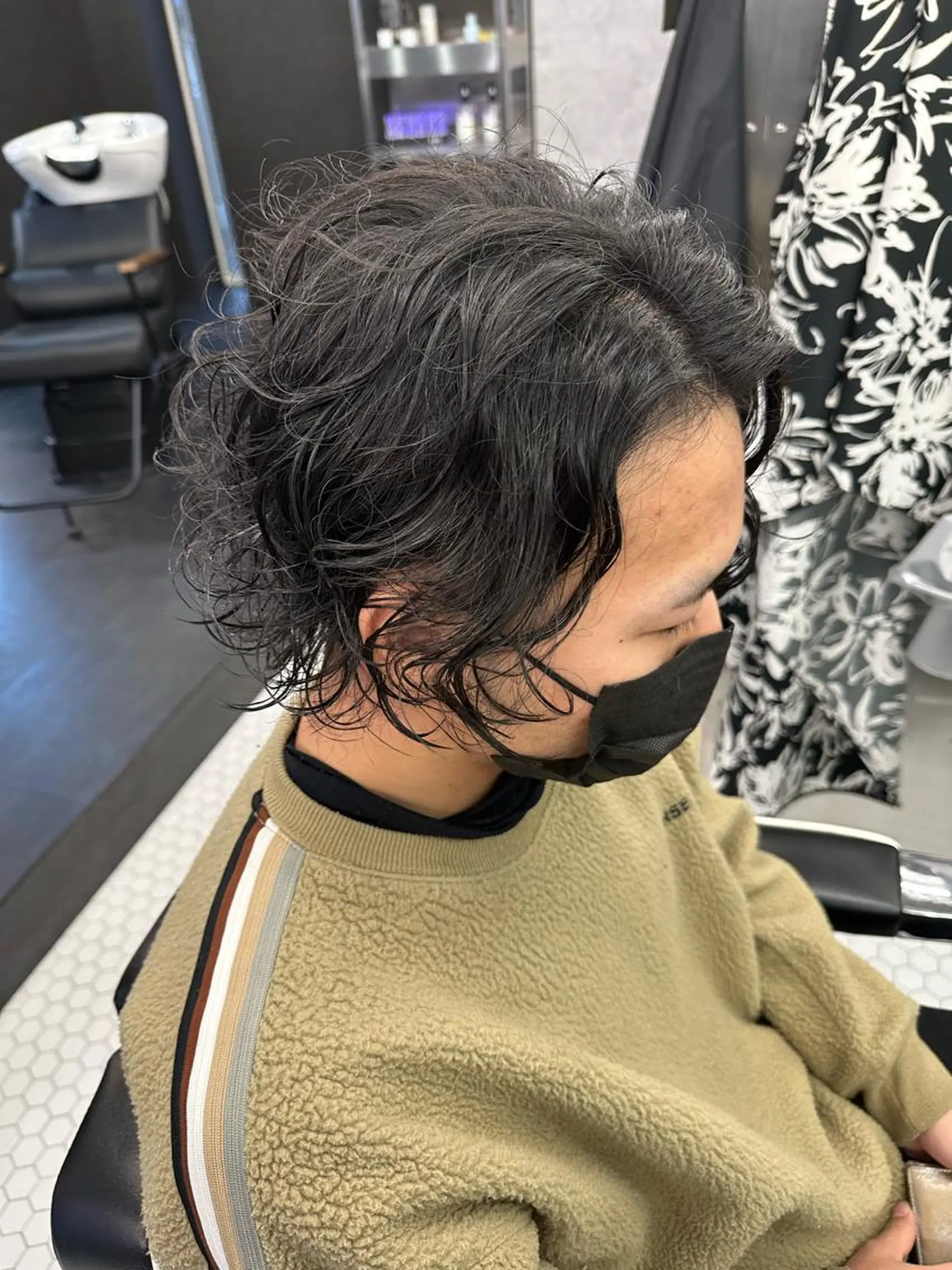 セミロング パーマ メンズ メンズバレイヤージュ メンズブリーチ ビジネス センターパート ダウンパーマ カット パーマ メンズ専門美容室 /久徳大輝のヘアスタイル