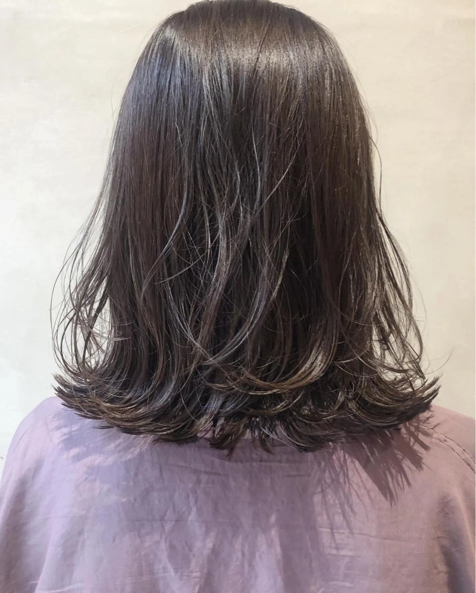 ミディアム カラー ヘアアレンジ グレージュ カーキグレージュ レイヤーカット カット ヘアカラー トリートメント 酸性縮毛矯正🧴韓国 レイヤー/髪質改善のヘアスタイル