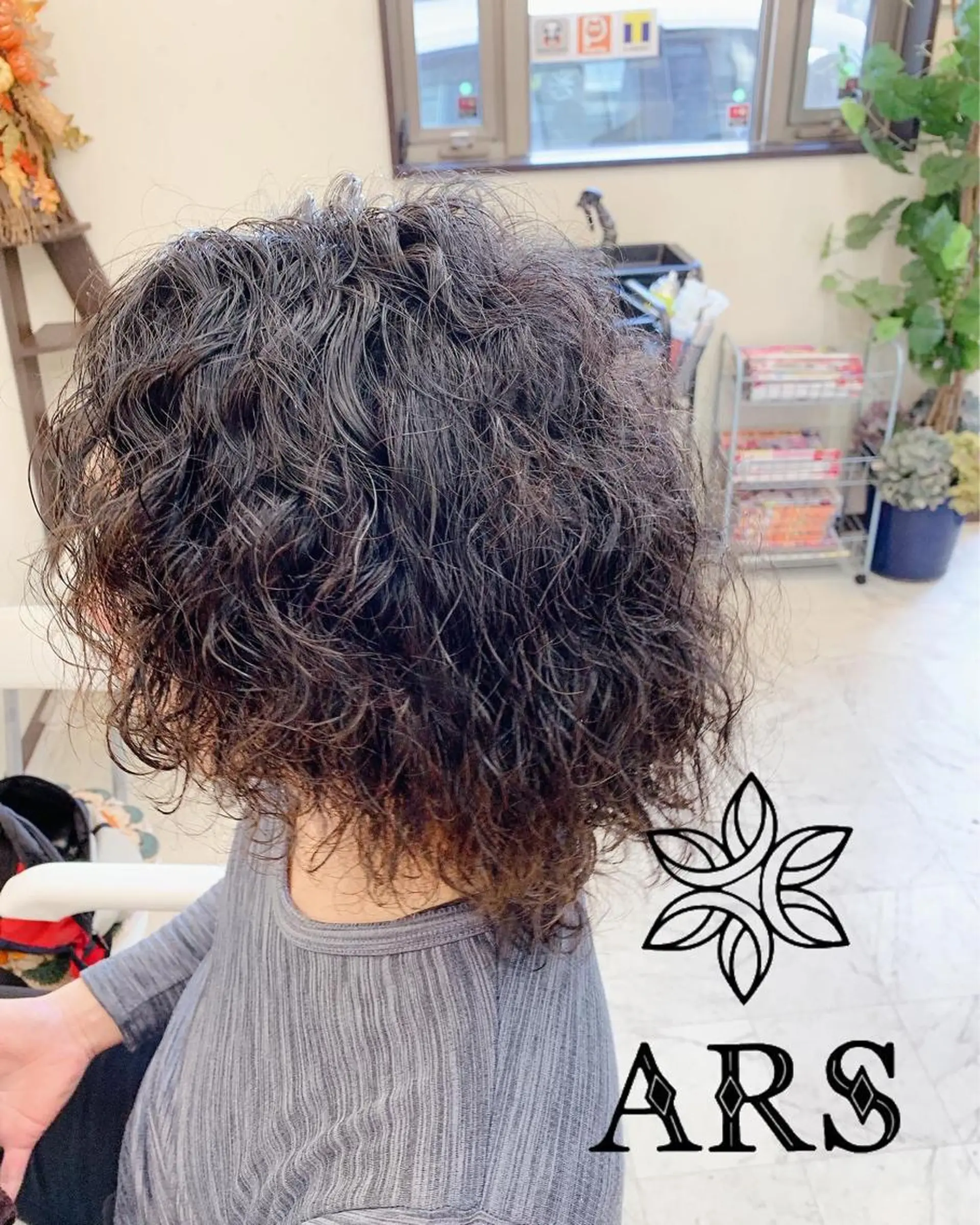 セミロング あるす 美容室のヘアスタイル
