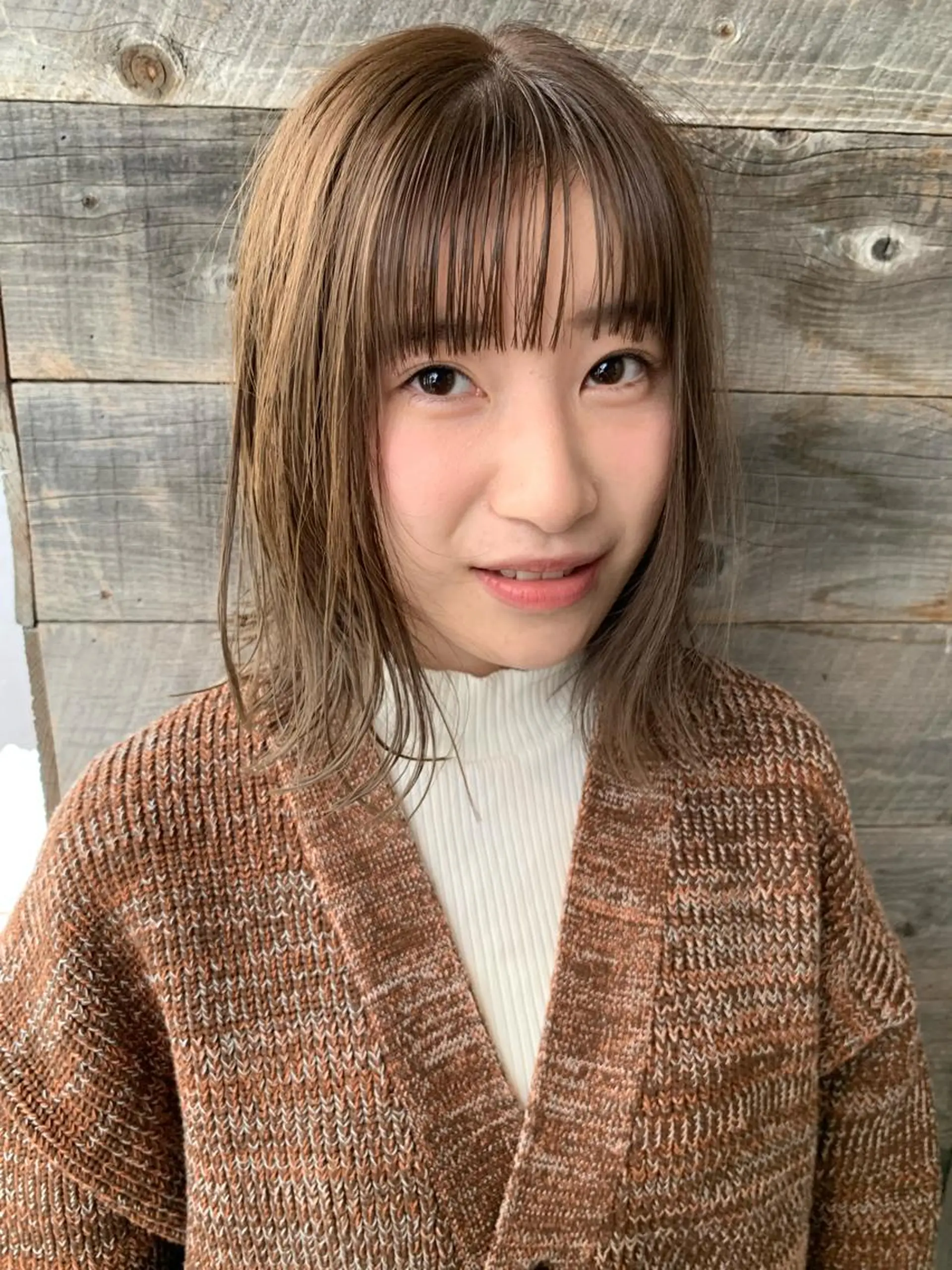 ミディアム カラー ベージュカラー ブリーチ ブリーチなしカラー カワサキ マホのヘアスタイル