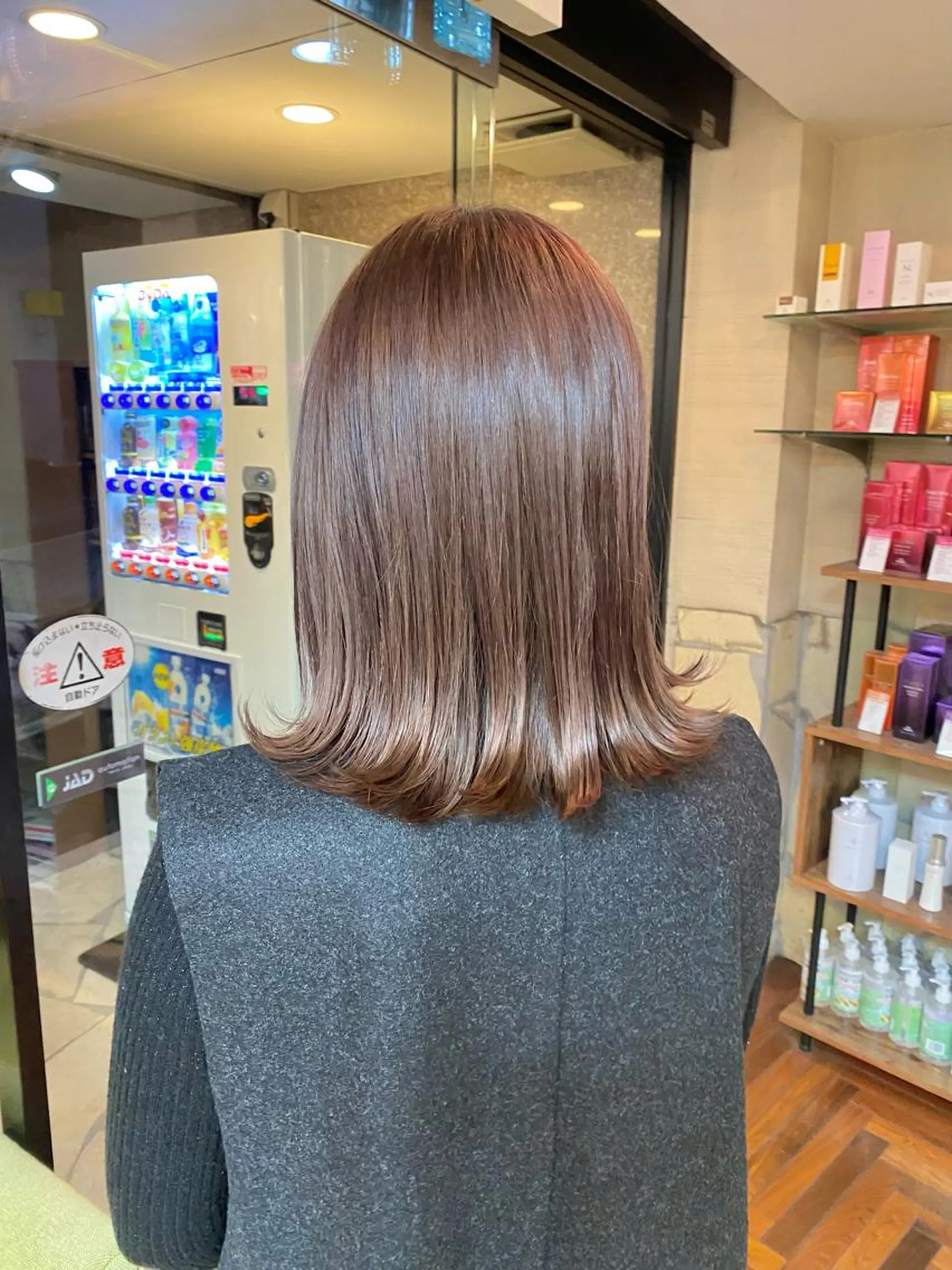 ミディアム カラー ベージュカラー グレージュ 外ハネヘア カット ヘアカラー トリートメント ボブ/縮毛矯正/ レイヤー/塚田のヘアスタイル