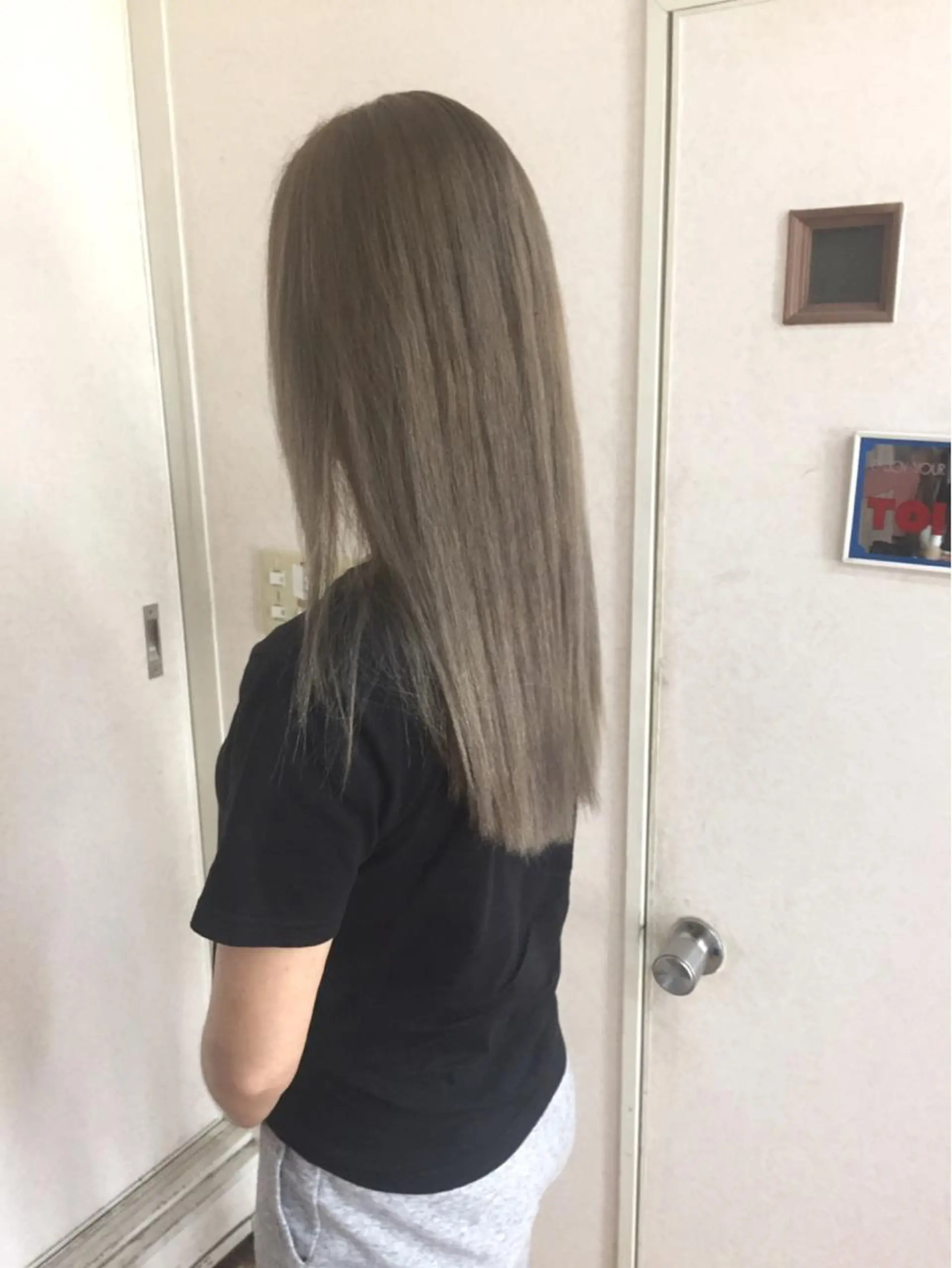 ロング カラー ブリーチ ダブルカラー グレージュ シルバー シルバーグレージュ ヘアカラー トリートメント 三輪 太一のヘアスタイル
