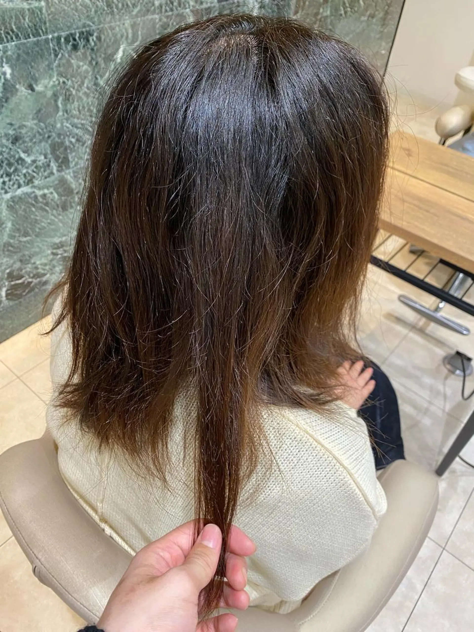 セミロング くせ毛 タナカ レイヤのヘアスタイル