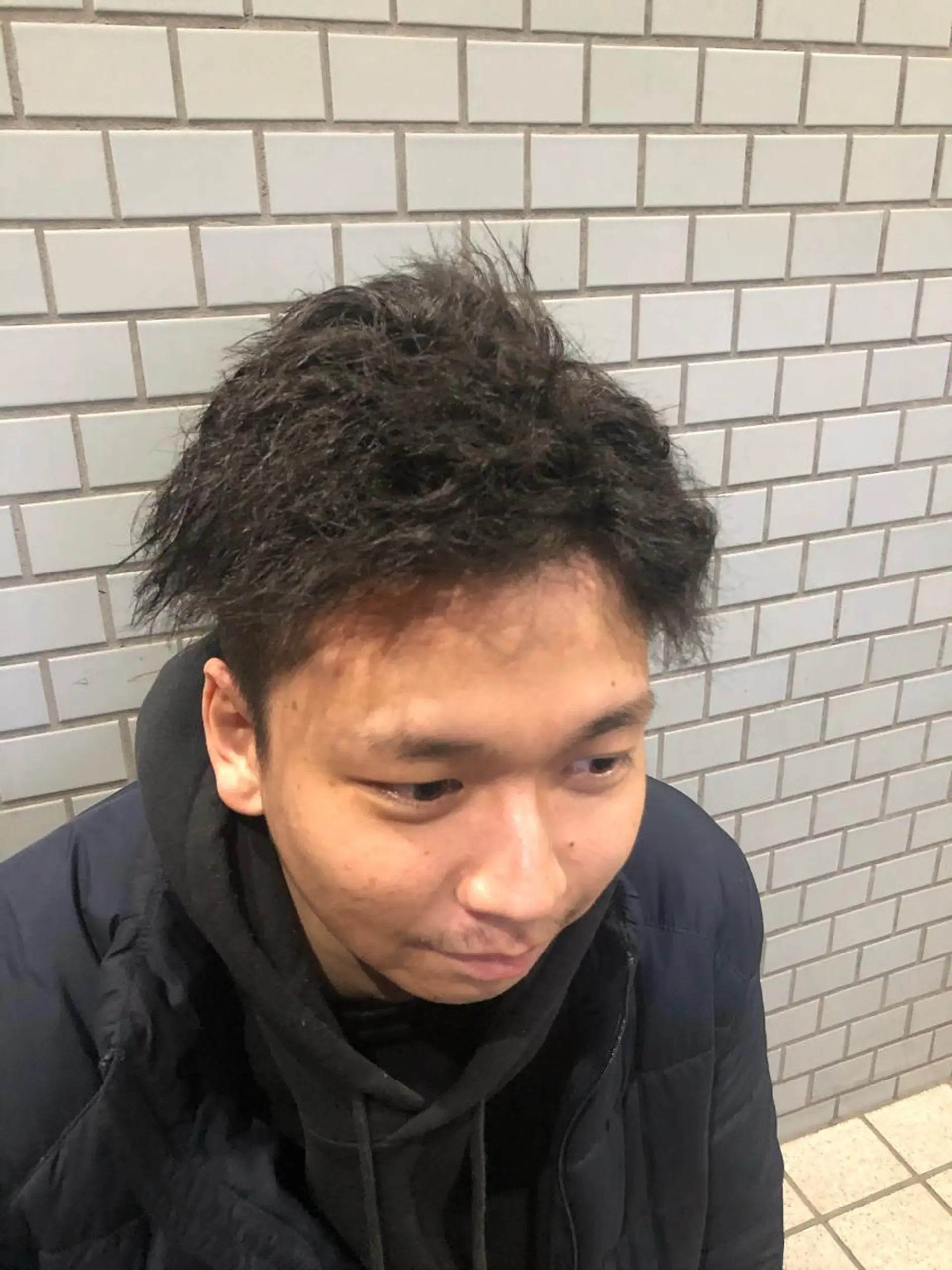 ショート パーマ メンズ アップバング メンズパーマ メンズツイストパーマ ツイストパーマ 韓国メンズヘア/ 毛流れヘア　須田龍世のヘアスタイル