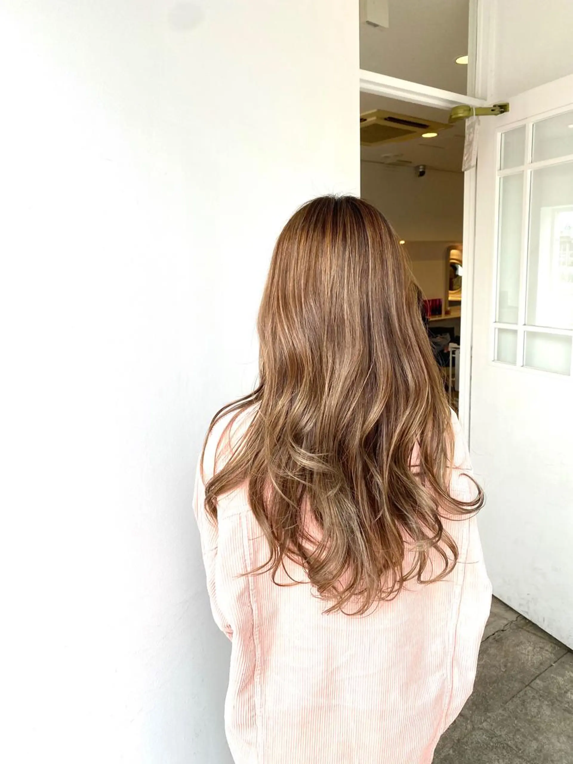 ロング カラー ベージュカラー ハイライトカラー ミルクティーベージュ ハイライト カット ヘアカラー トリートメント 谷合 貴志のヘアスタイル