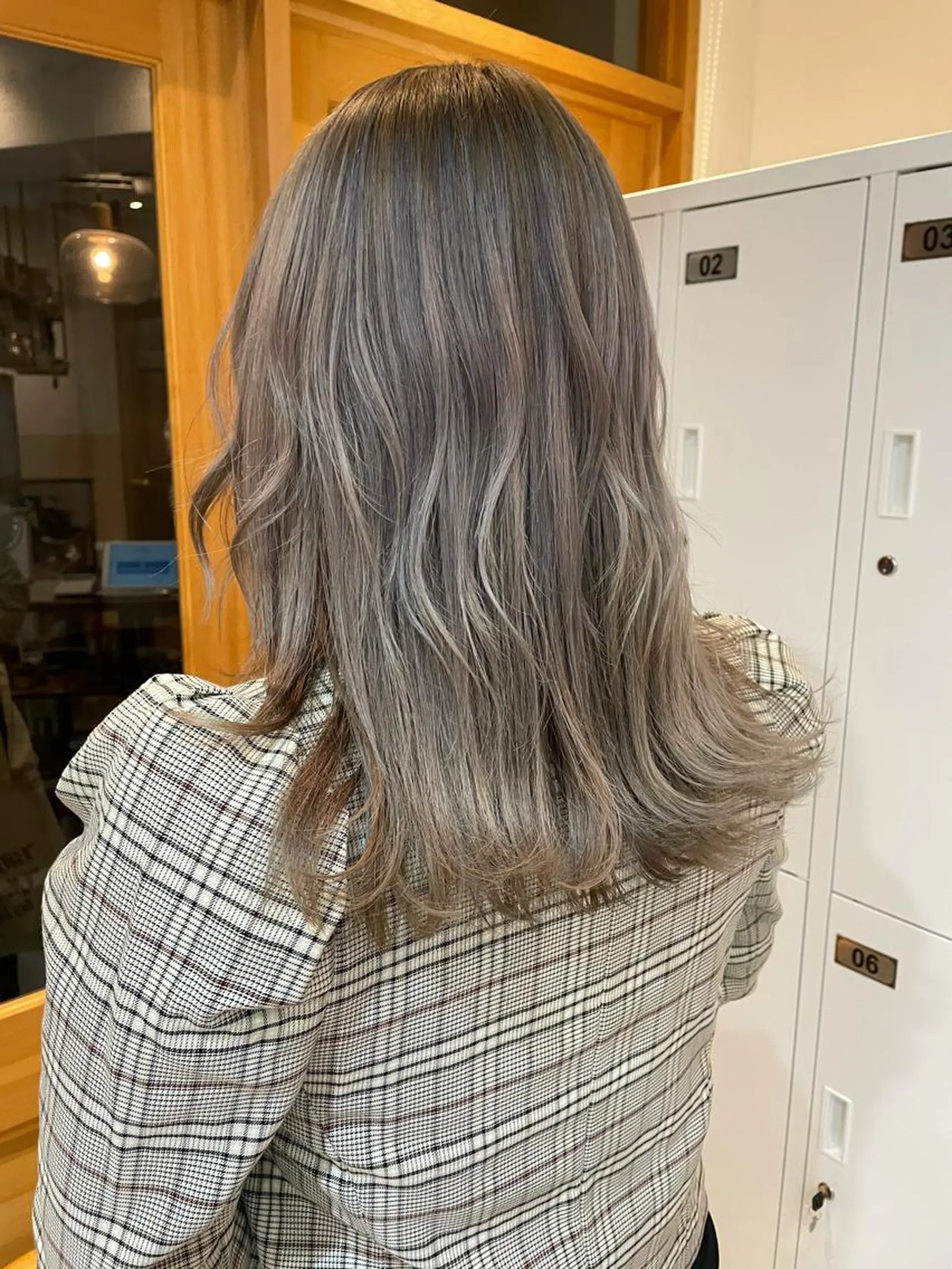 セミロング カラー ブリーチ シルバー ヘアカラー 中目黒🌼 🌼ハナのヘアスタイル