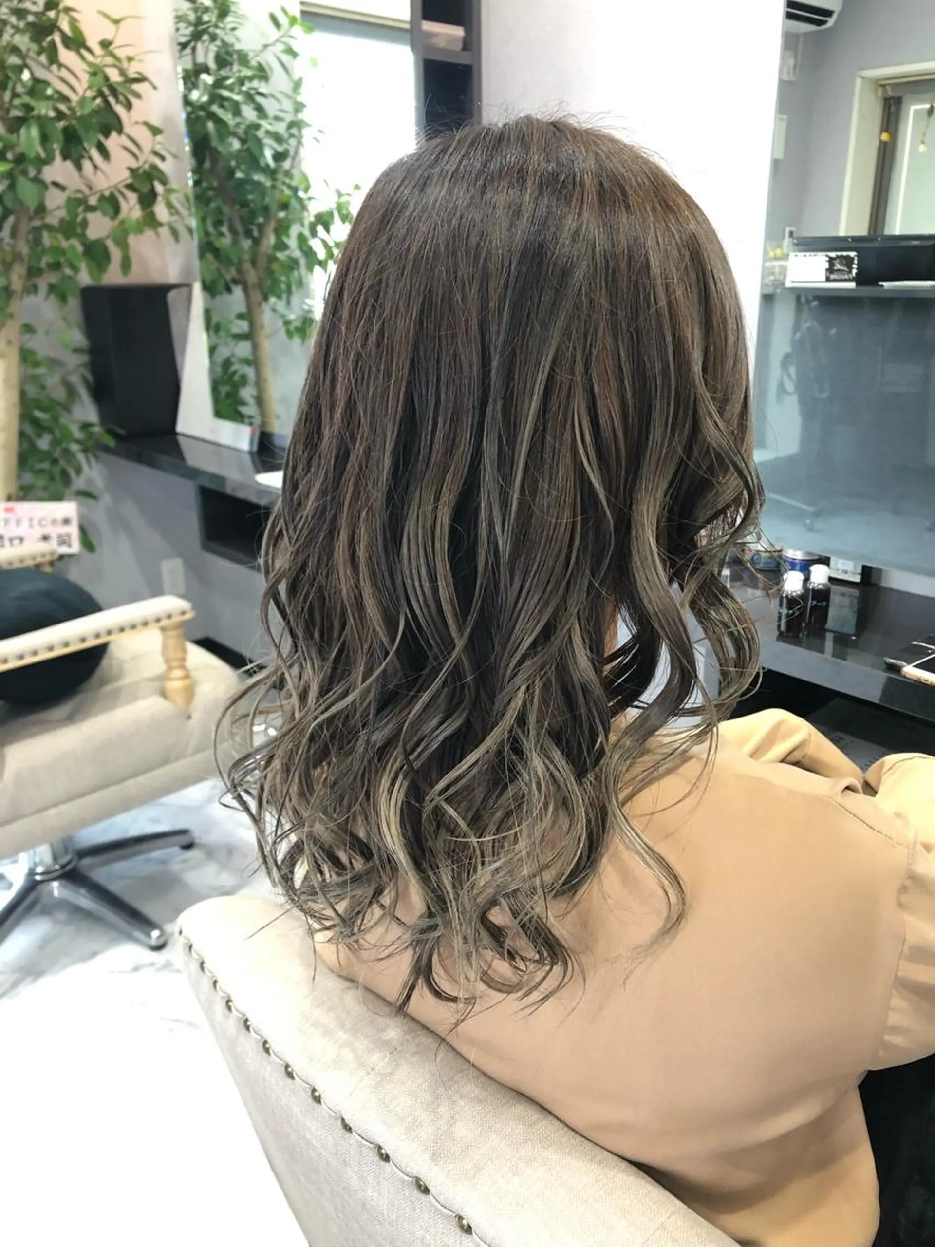 セミロング カラー FAVORE 【ファヴォーレ】のヘアスタイル