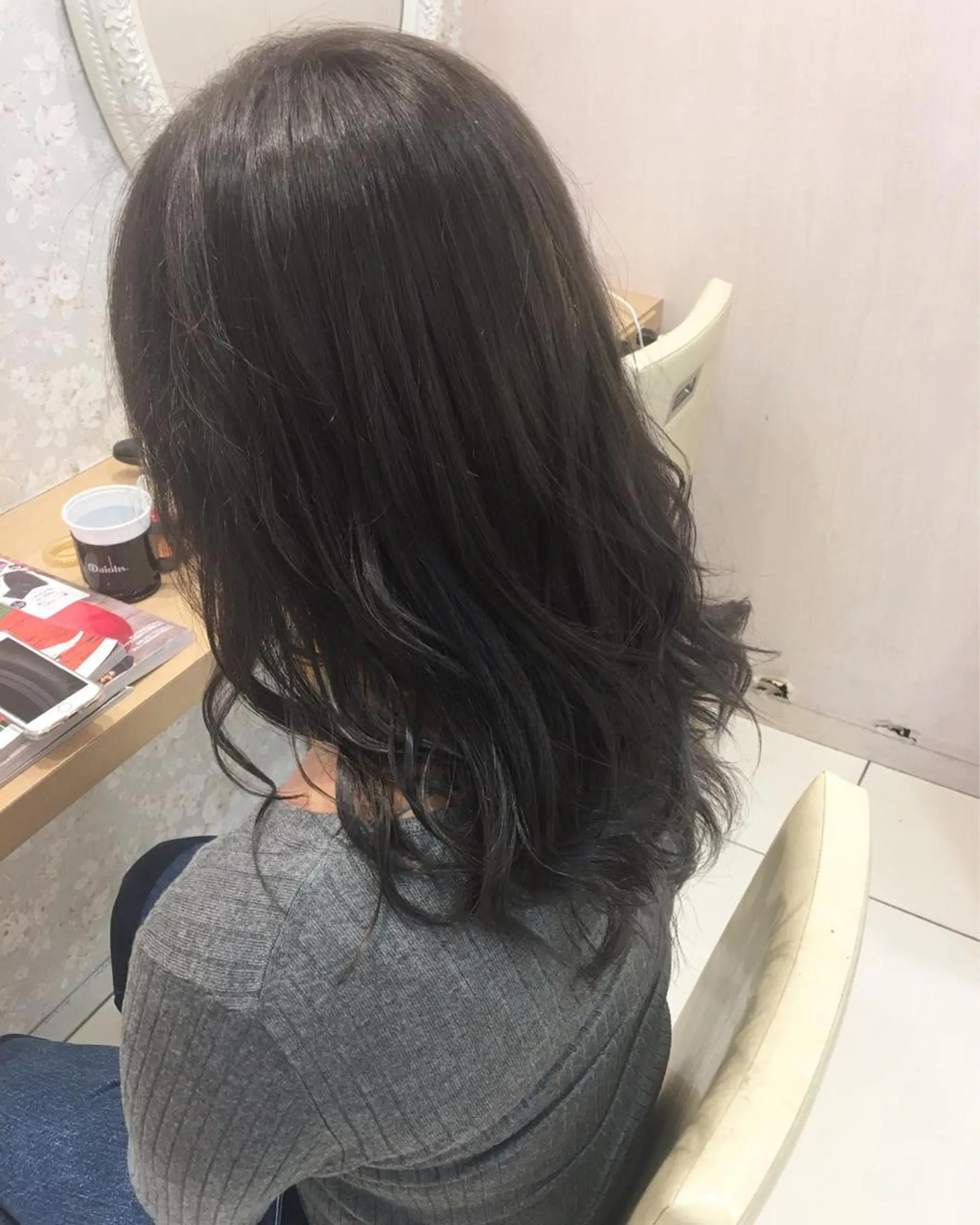 セミロング カラー グレージュ ハイライトカラー ハイライト 小田原NO1 美容師 飯田飛翔のヘアスタイル