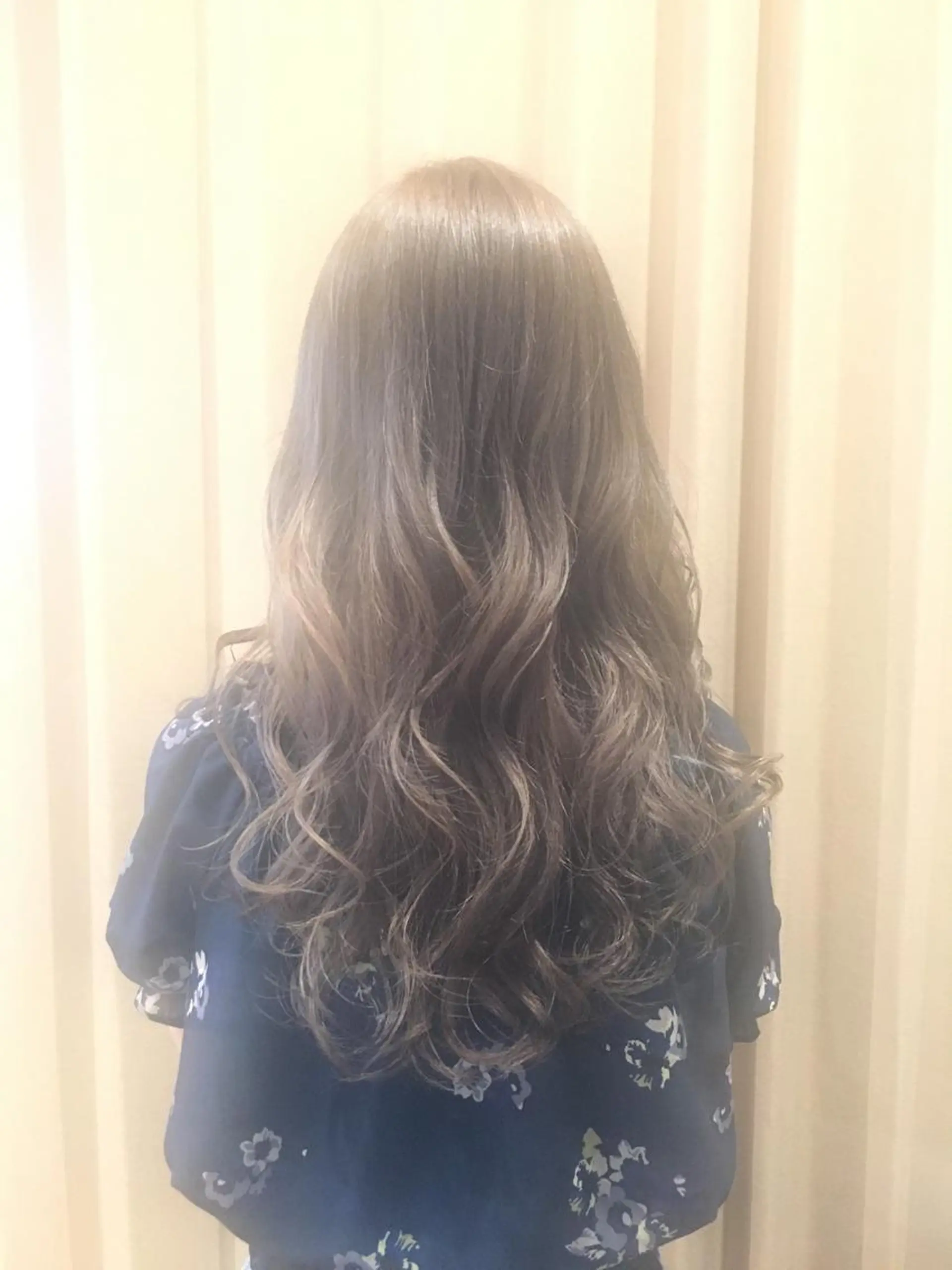 ロング カラー アッシュ ブリーチ Zina SAKIのヘアスタイル
